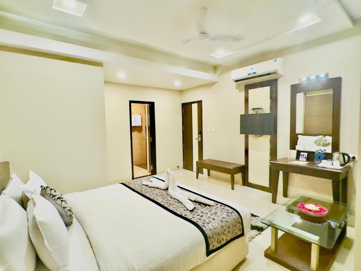 Narayana - Corporate And Family In The Udaipur