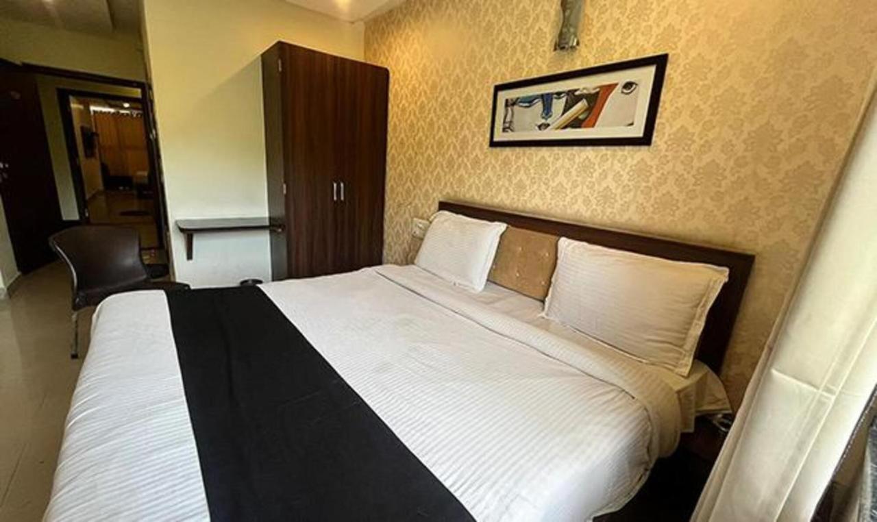Fabhotel Prime Golden Feather Hotel 2*