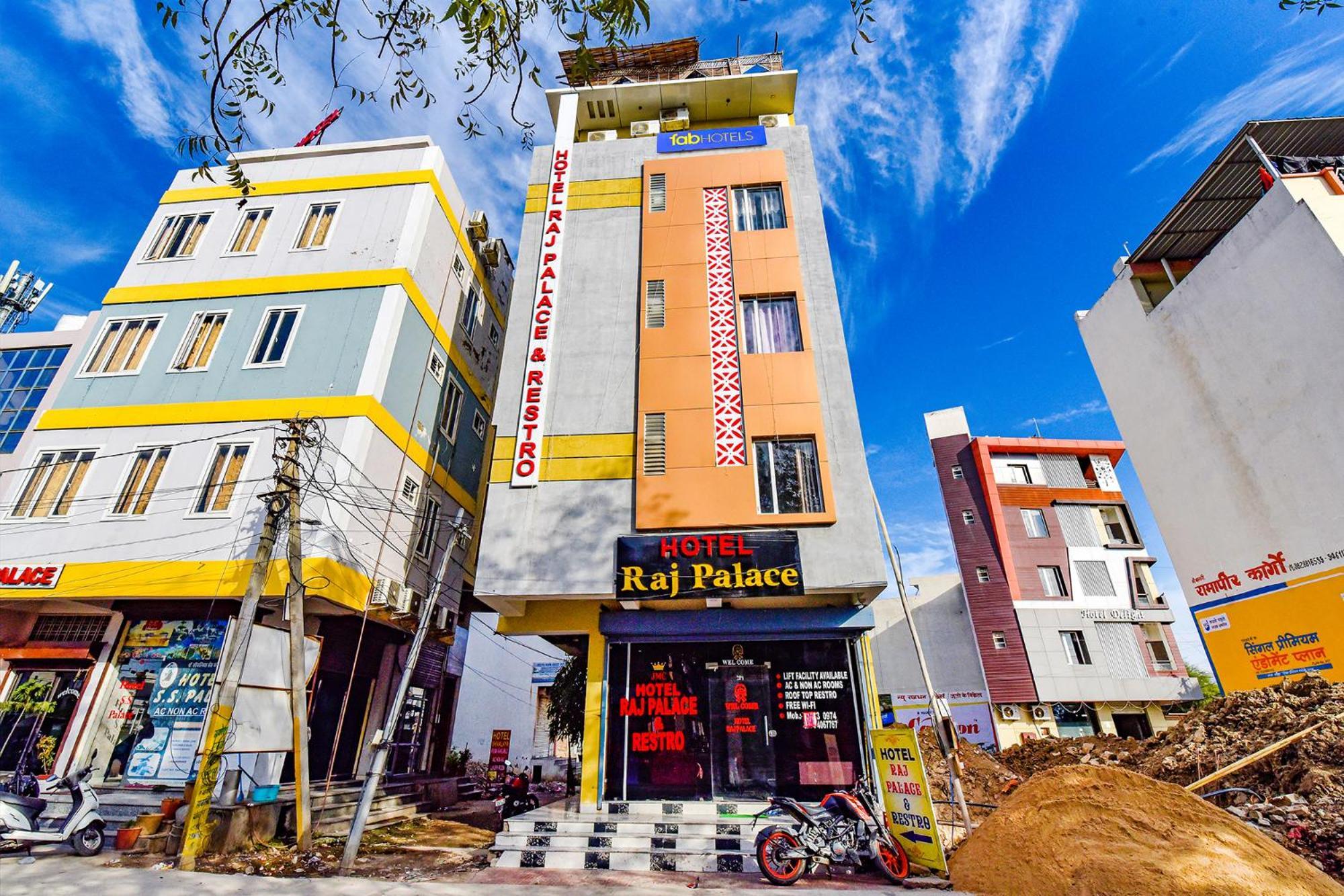 Hotel Fabexpress Raj Palace 3*