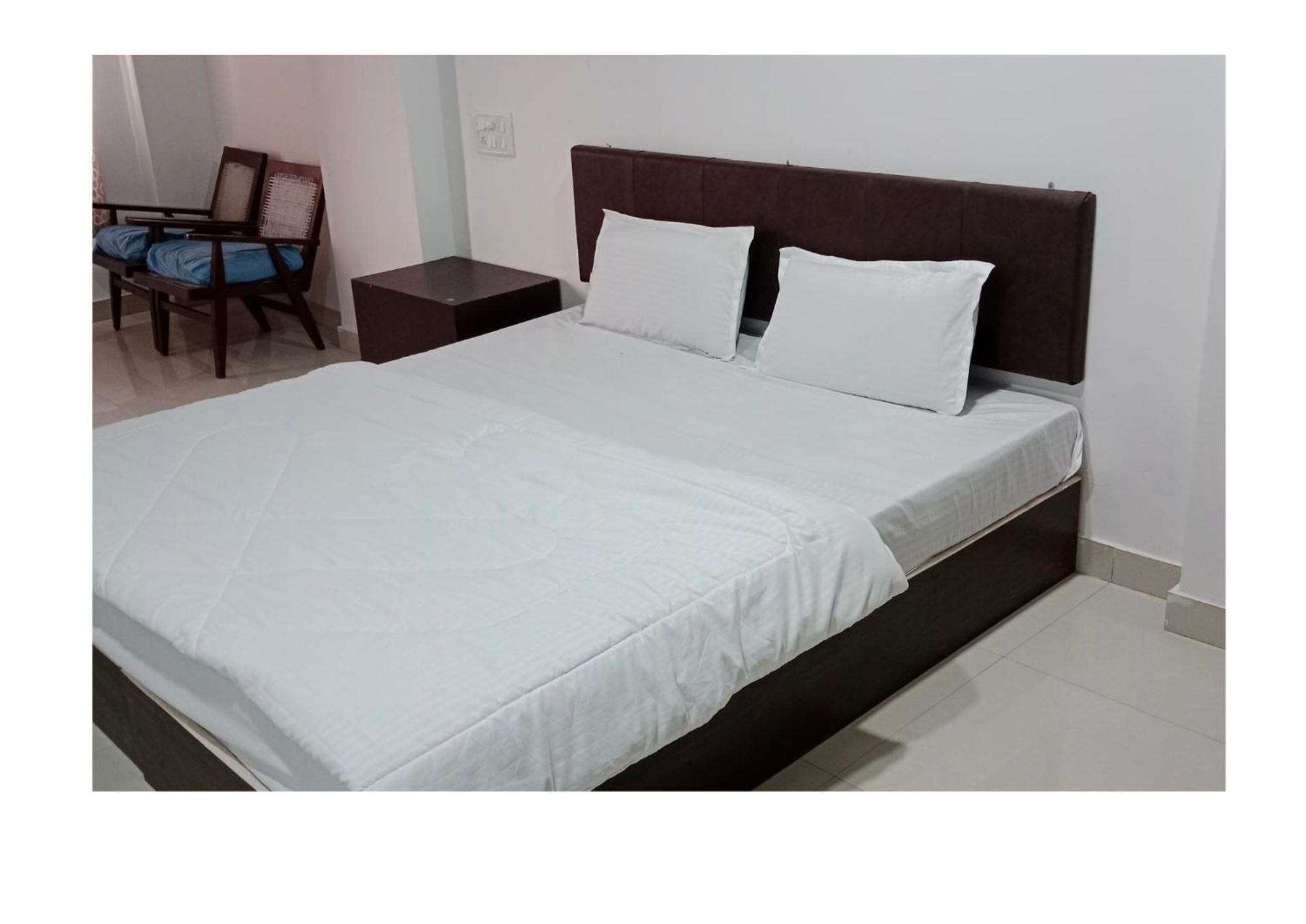 Aaradhya Hotel