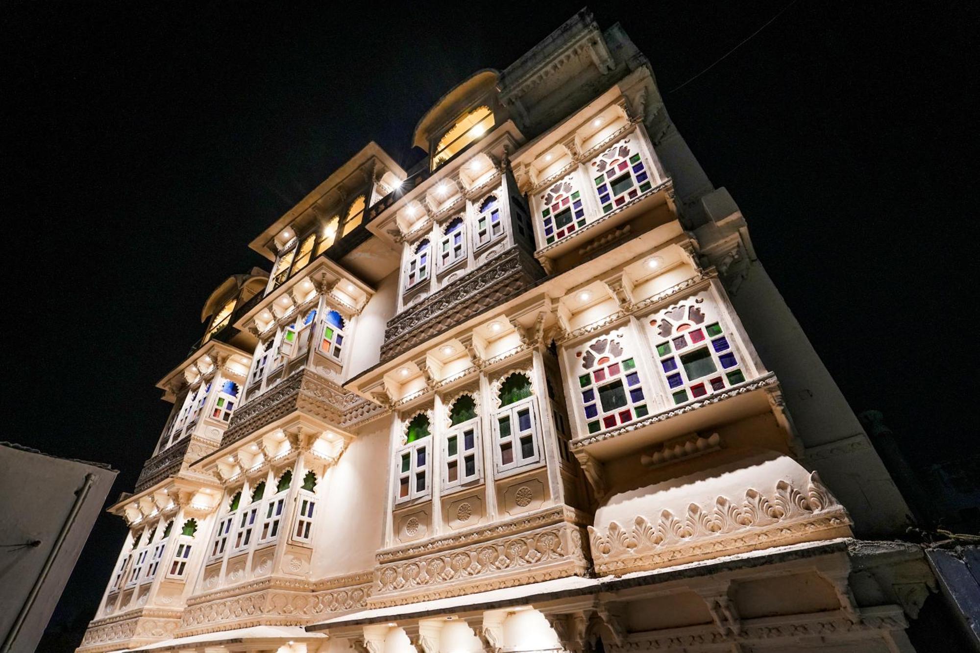 Hotel Royal Rafahiya - A Rooftop View Near Pichola