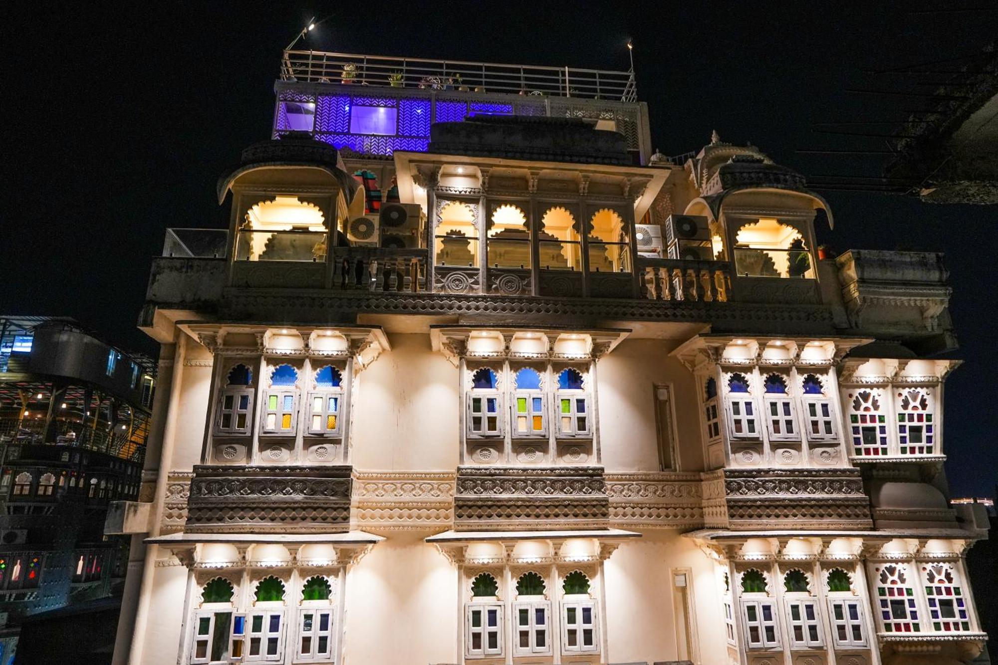 Royal Rafahiya - A Rooftop View Near Pichola