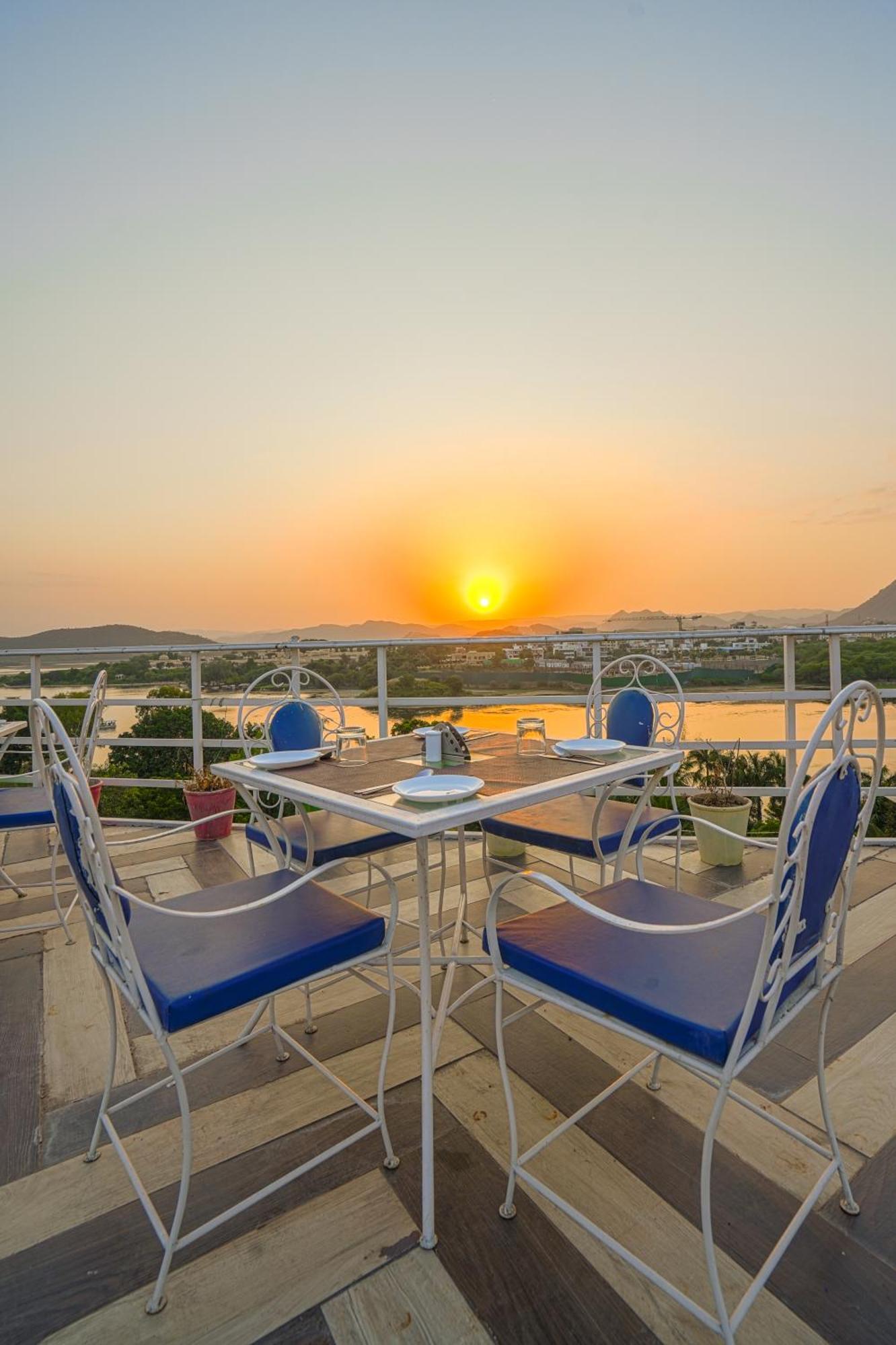 Royal Rafahiya - A Rooftop View Near Pichola Hotel Udaipur