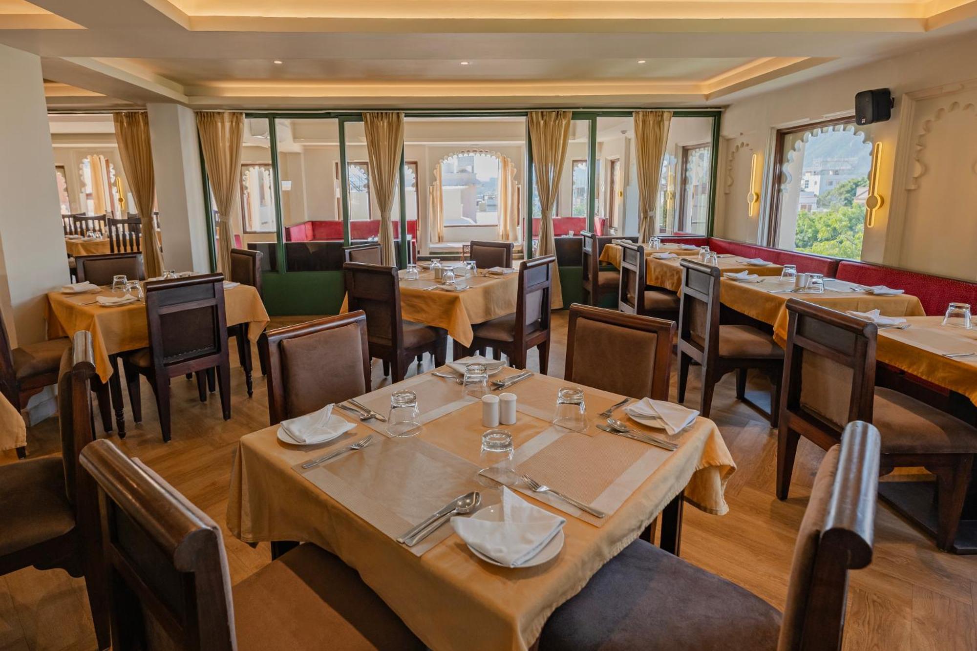Sterling Jaisinghgarh Hotel Udaipur