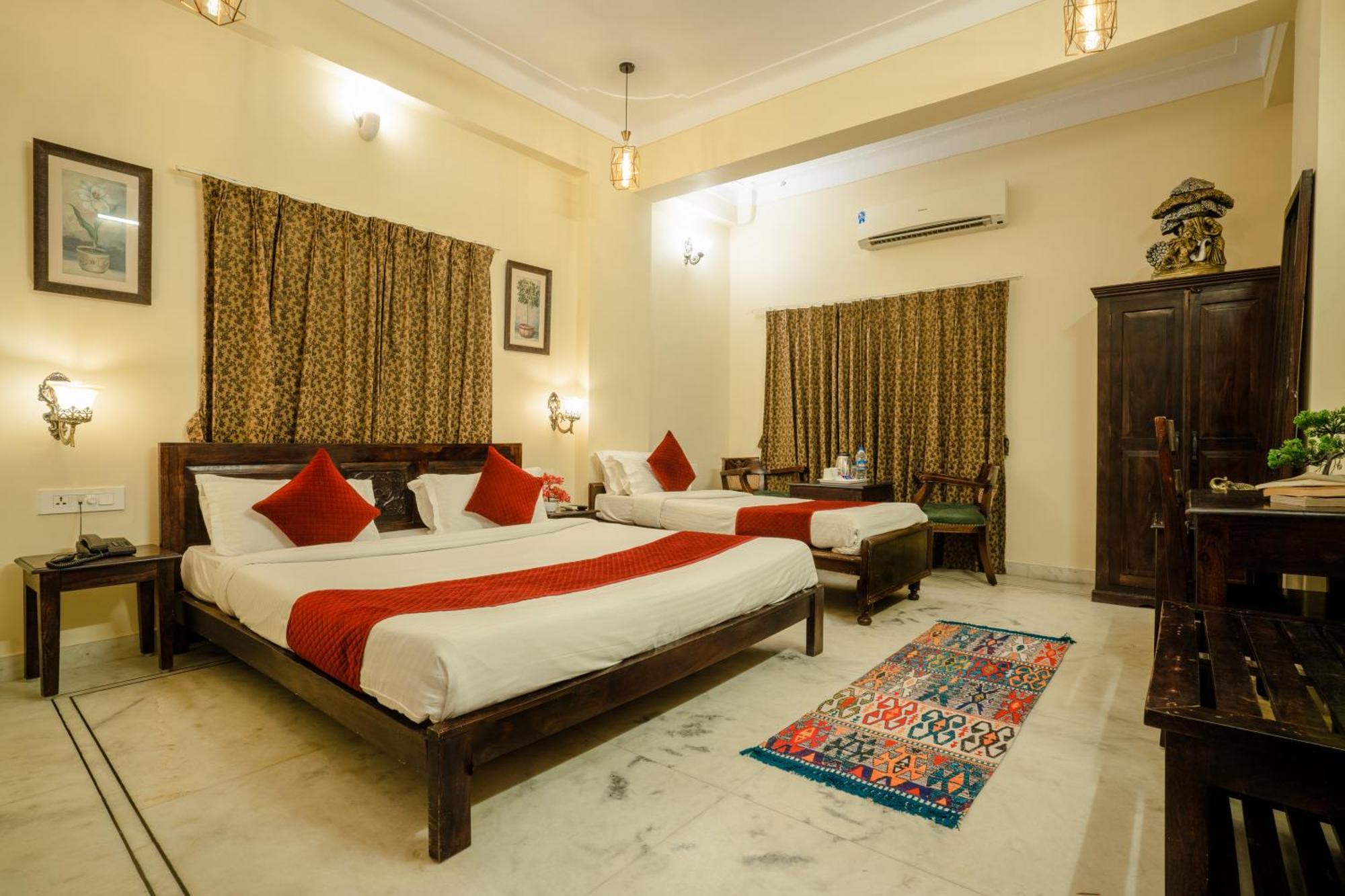 Tripli Shiv Hotel *