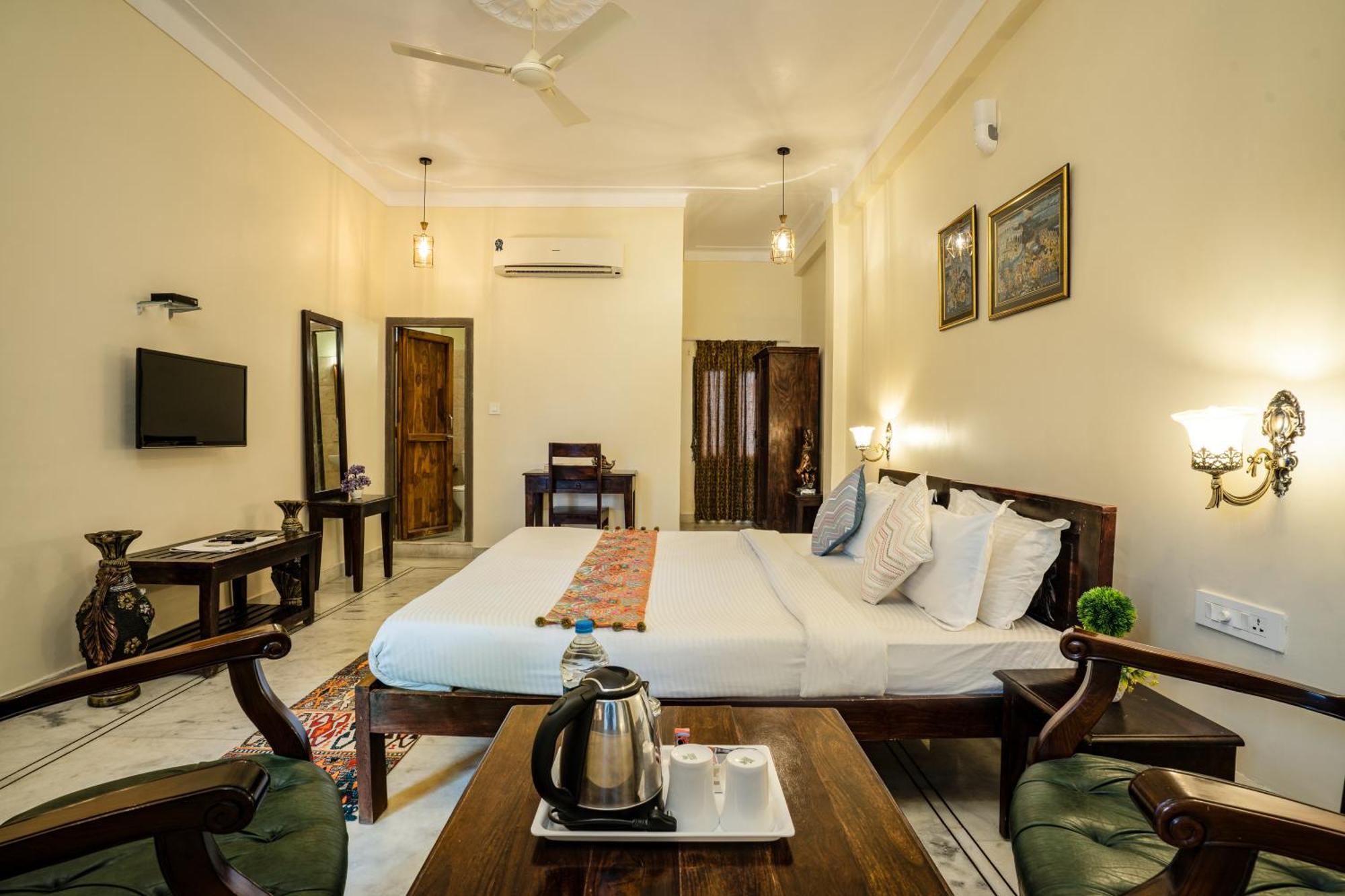 Tripli Shiv Hotel *