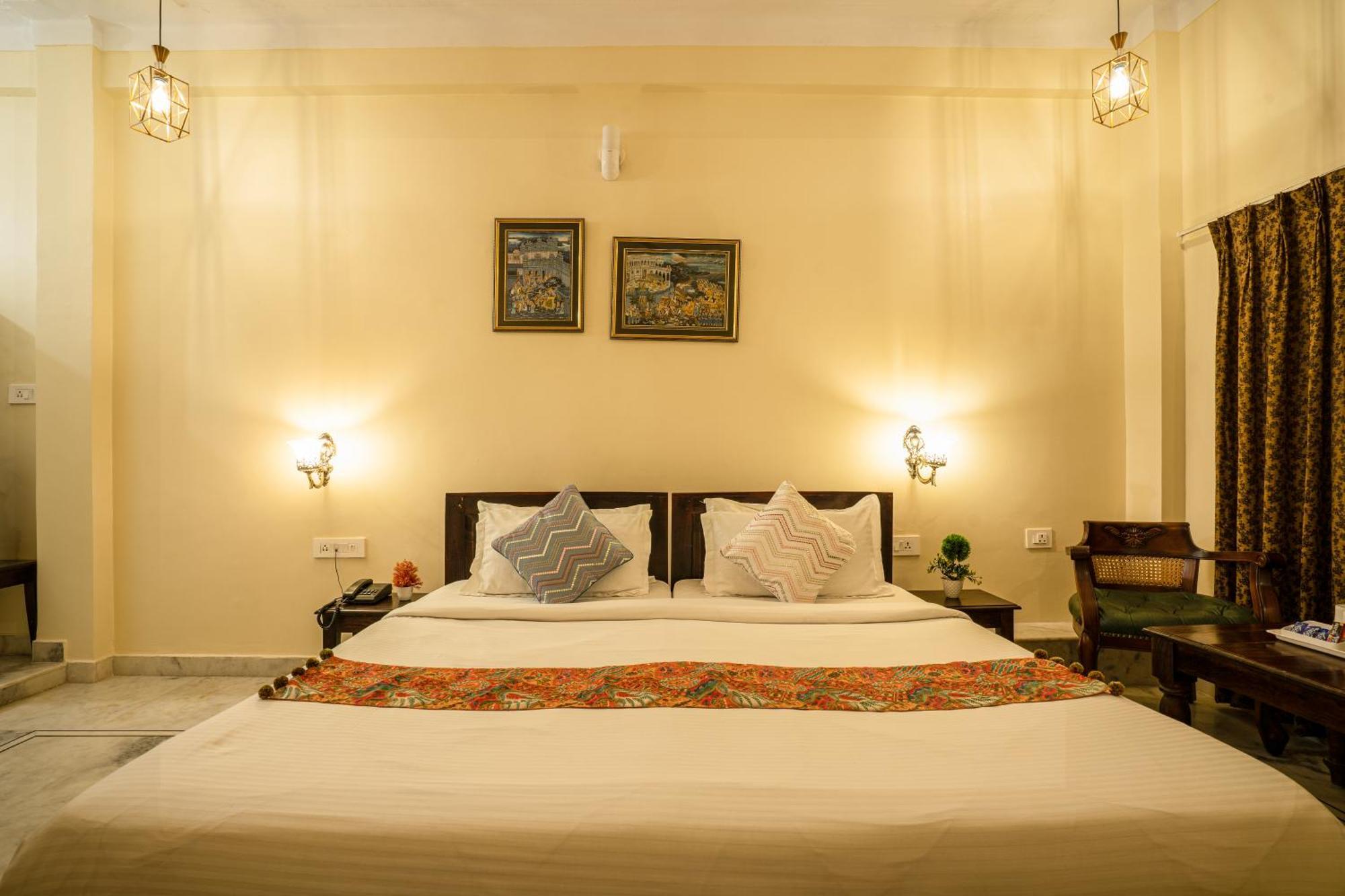 Tripli Shiv Hotel *