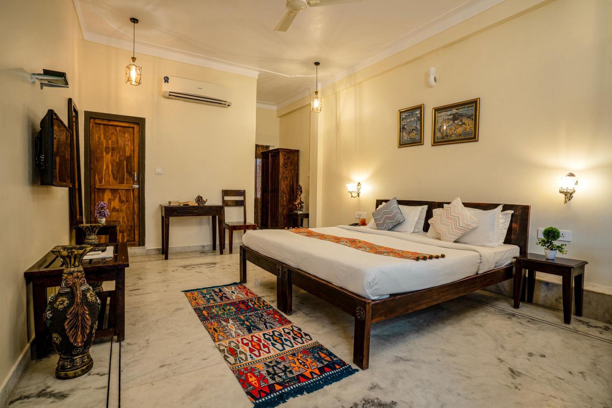 Hotel Tripli Shiv