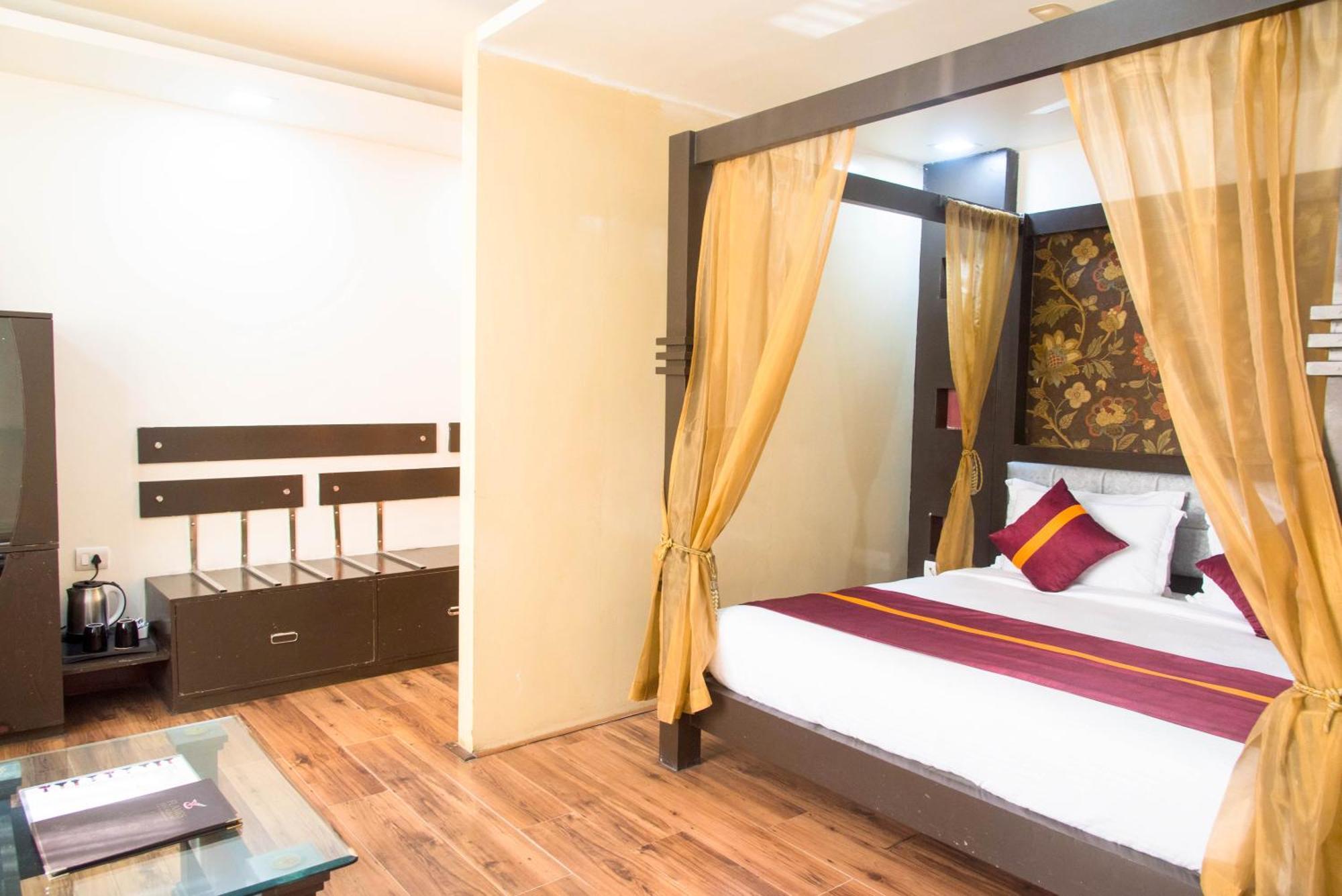 Raghu Mahal Hotel