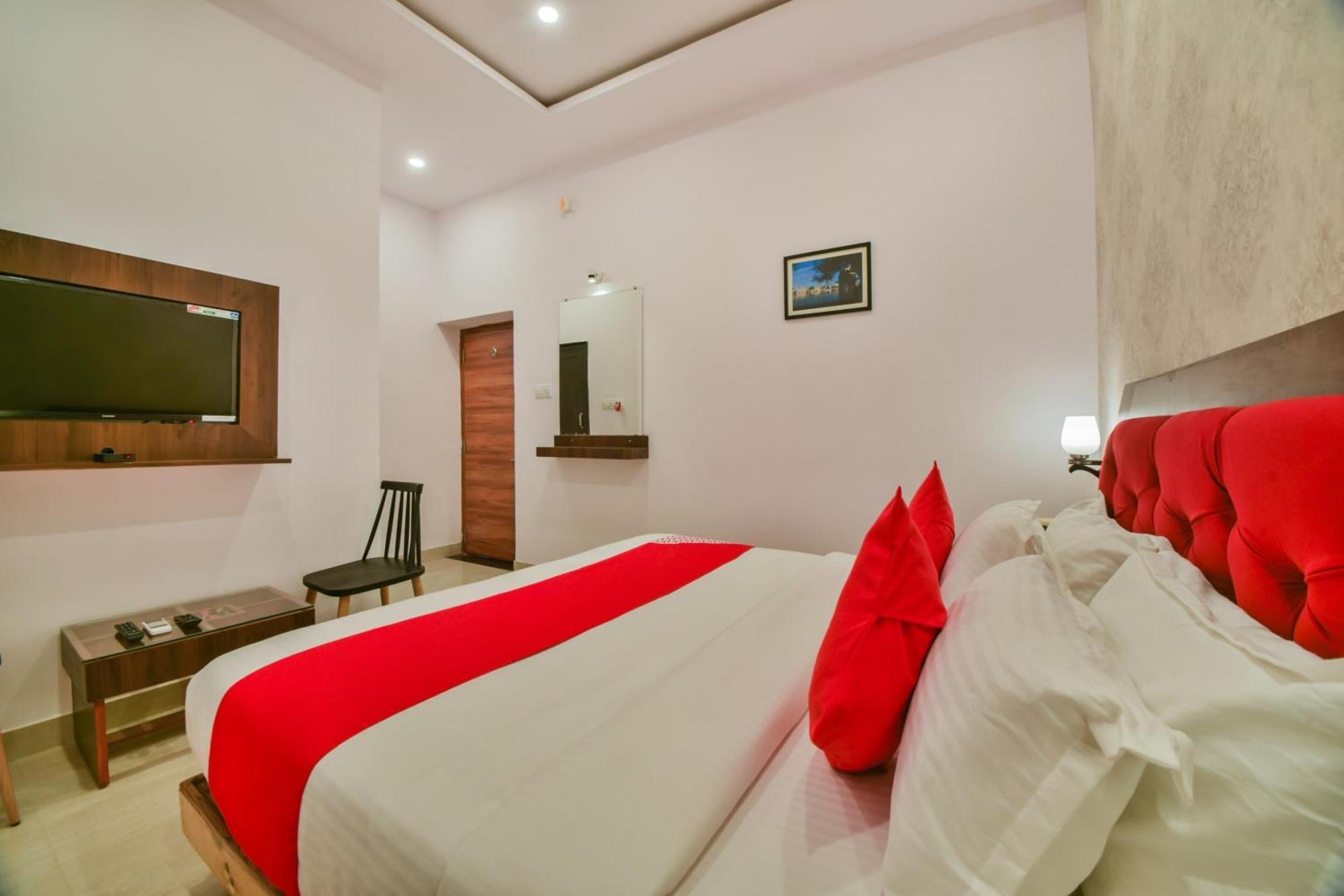 Oyo Flagship 40796 Banjara Luxury Hotel 3*