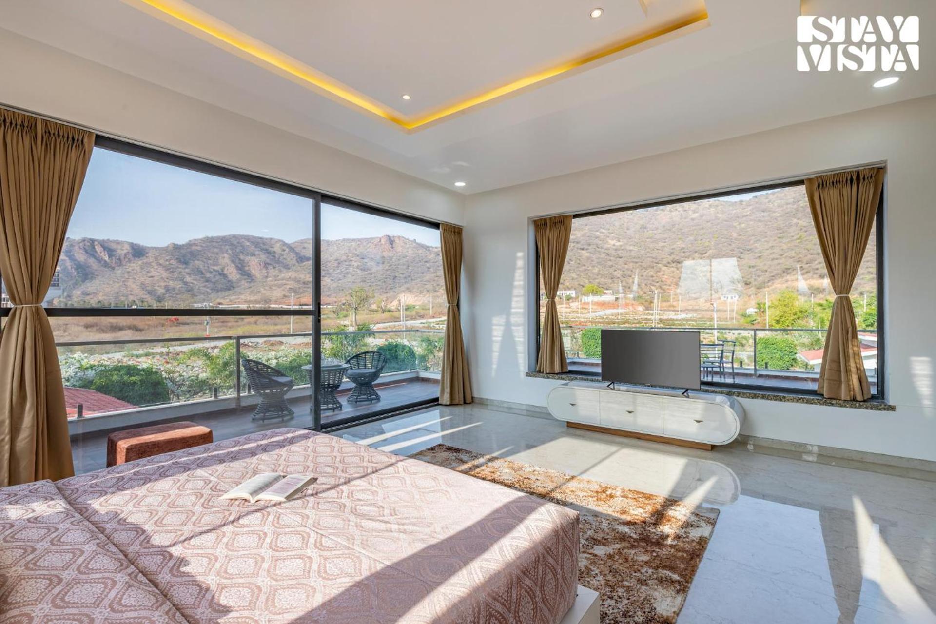 Villa Stayvista's Bella Dream - Mountain-view With Outdoor Pool, Lawn Featuring A Gazebo & Indoor Games *