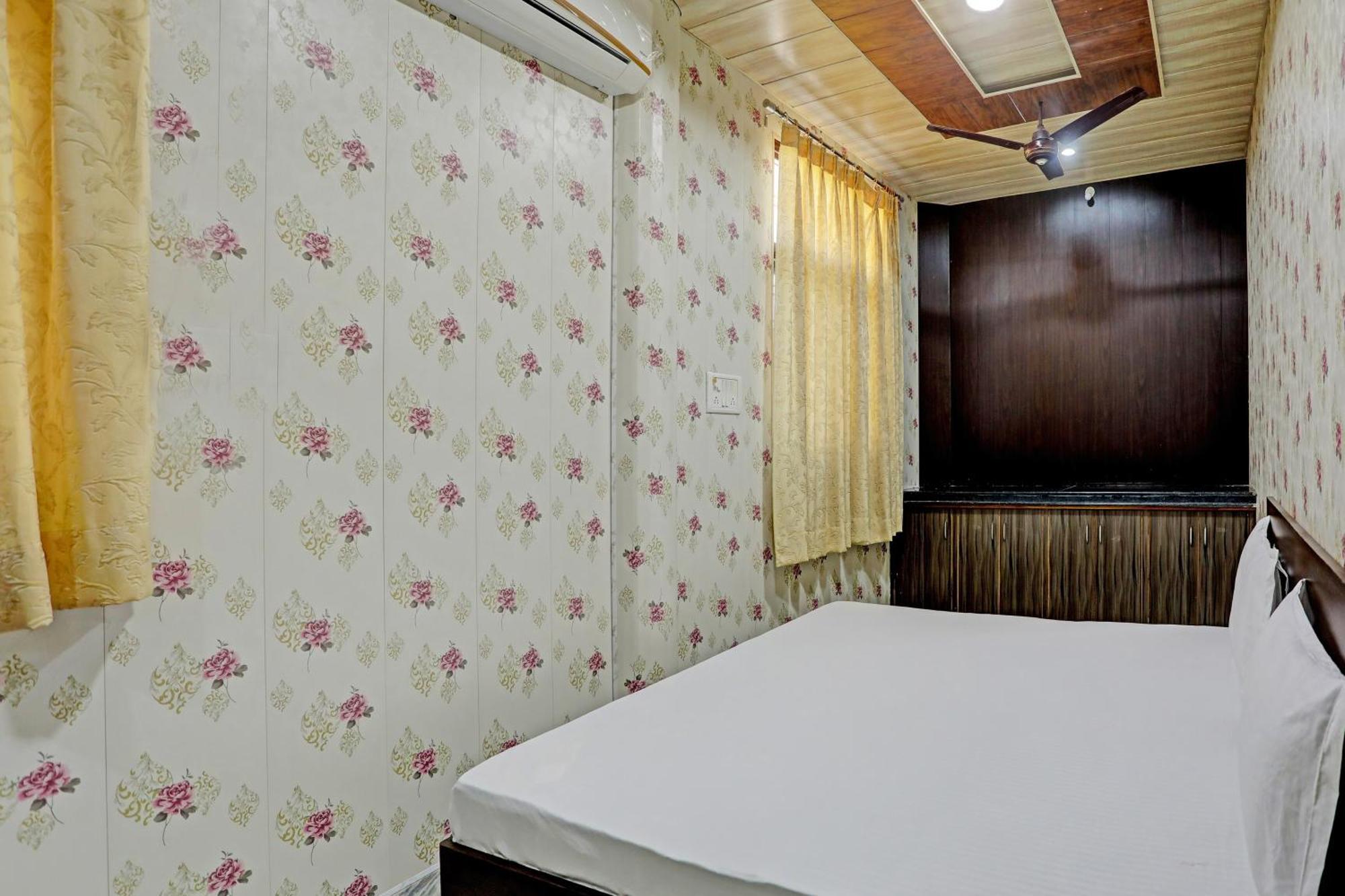 O The Gunjan Palace Guest house *