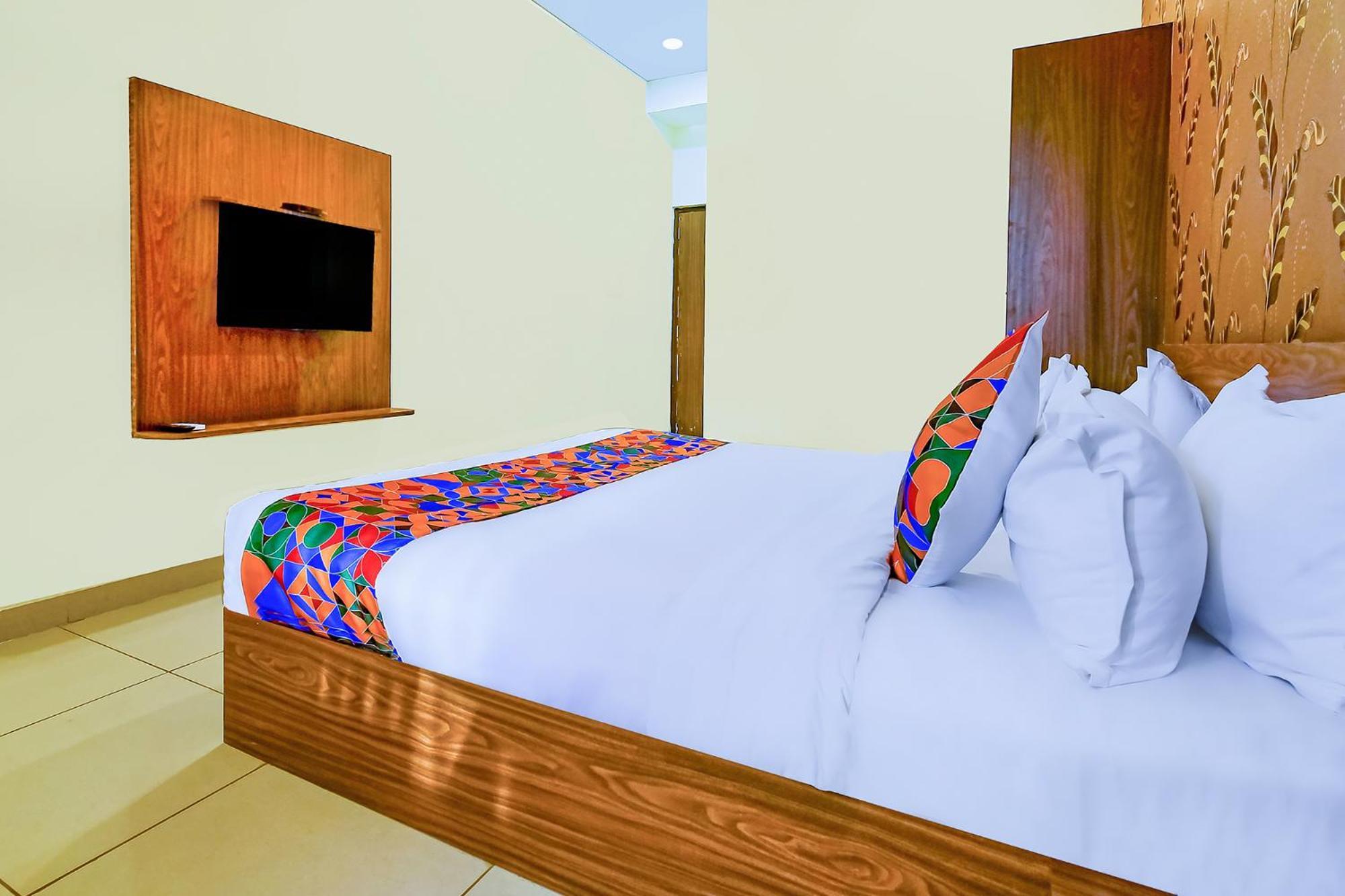Hotel Fabhotel Lavishka Palace