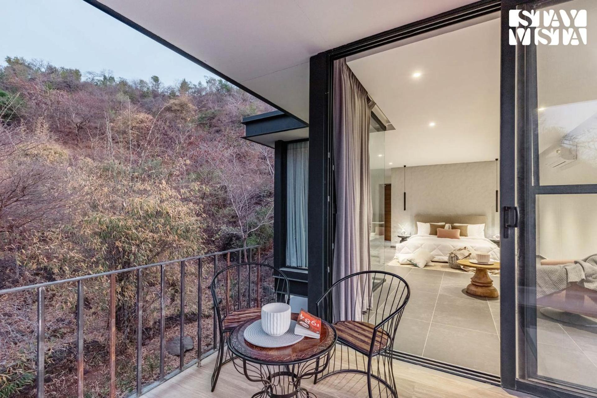 Villa Stayvista's Ikebana - Living By The Forest Edge - Mountain-view With Infinity Pool, Lawn, & Indoor-outdoor Games *