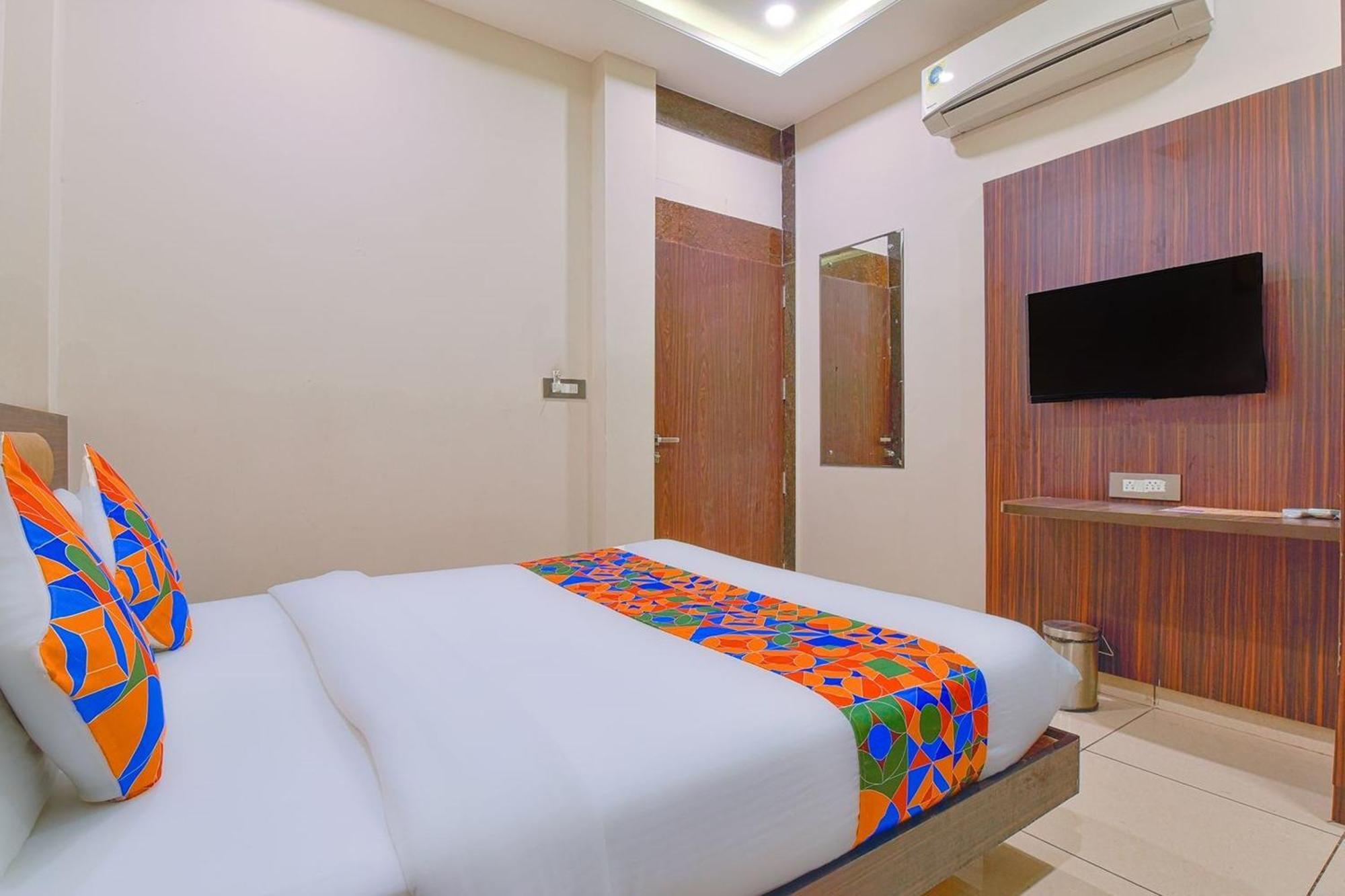 Maanvad Garh - V One Pride By Noww Hotel
