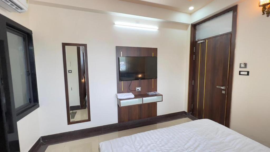 Abhinandan Palace Hotel *