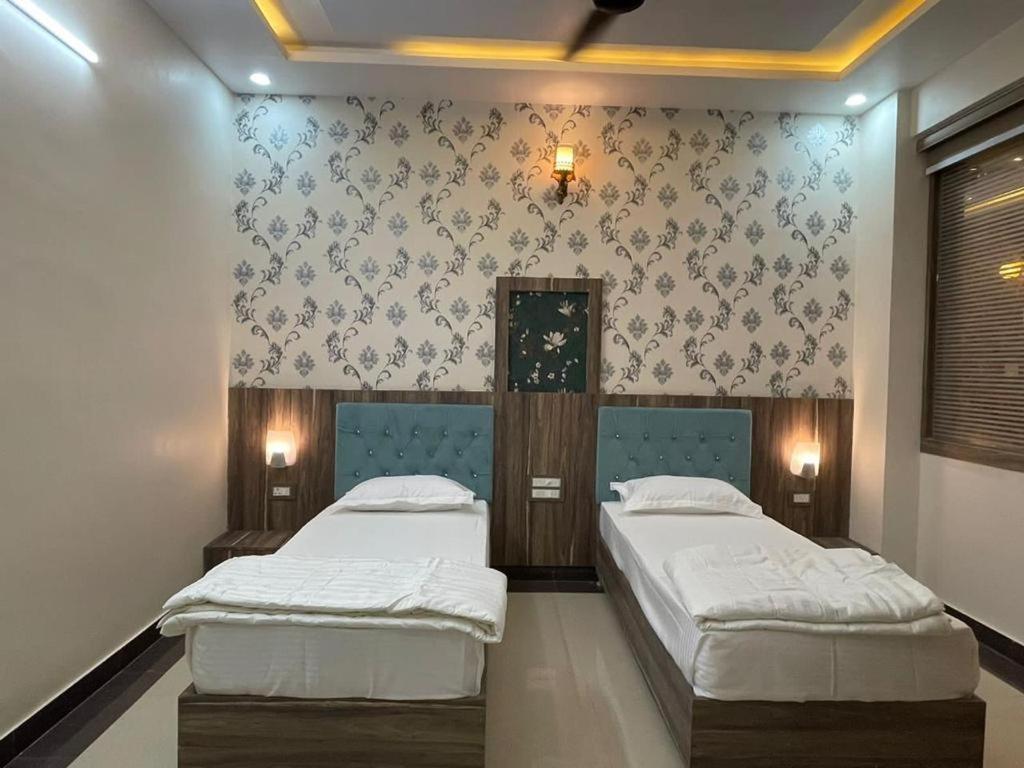 Abhinandan Palace Hotel *