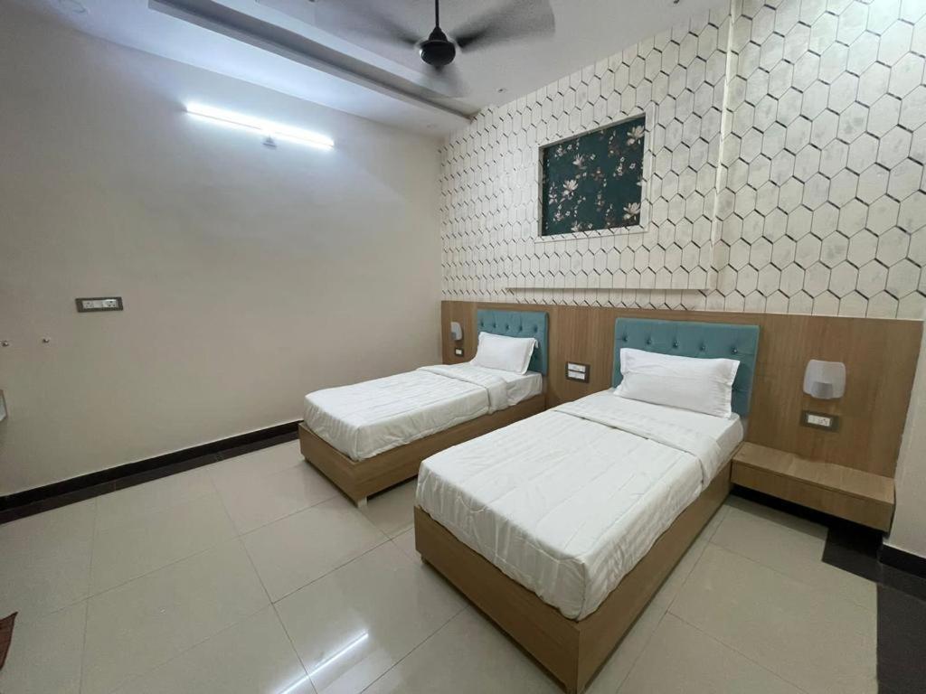 Abhinandan Palace Hotel *