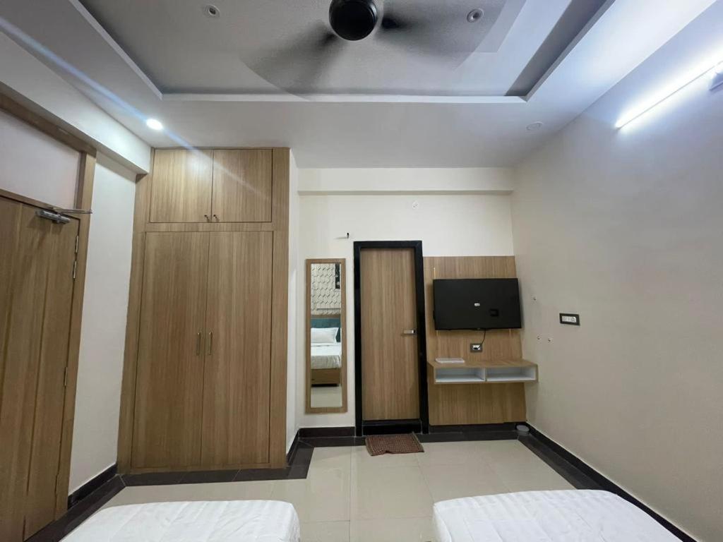 Abhinandan Palace Hotel *