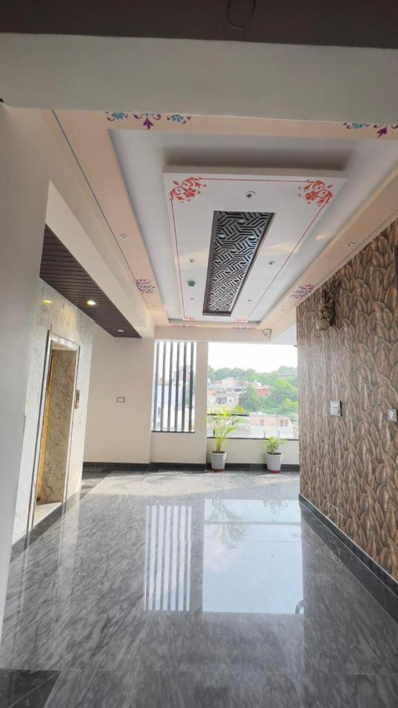 Abhinandan Palace Hotel *