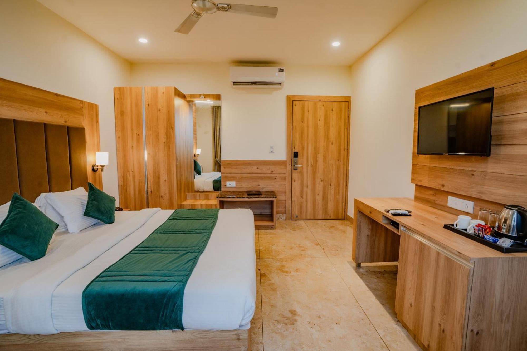Amantran - Of Lakes Hotel