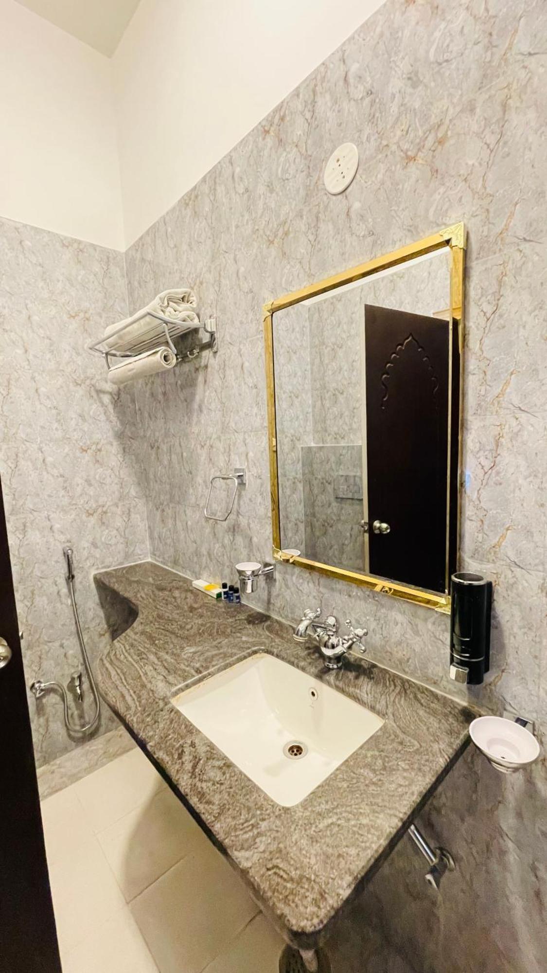 Hotel Dheergarh Palace Udaipur