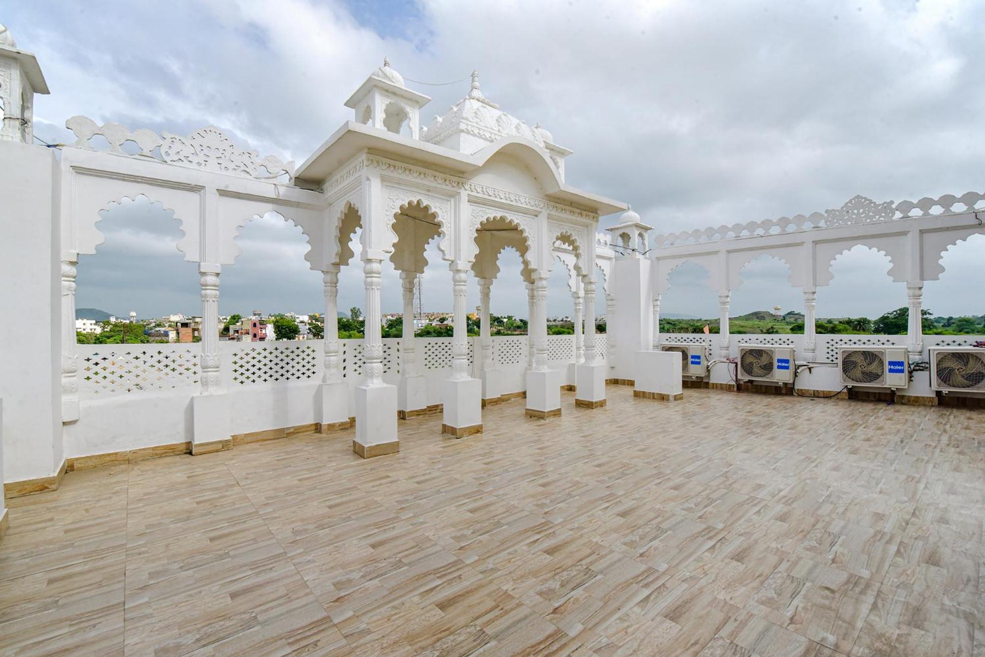 Fabhotel Lali Palace