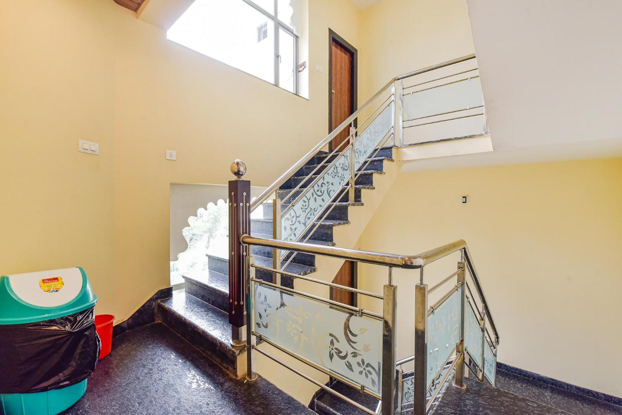 Hotel Fabhotel Lali Palace
