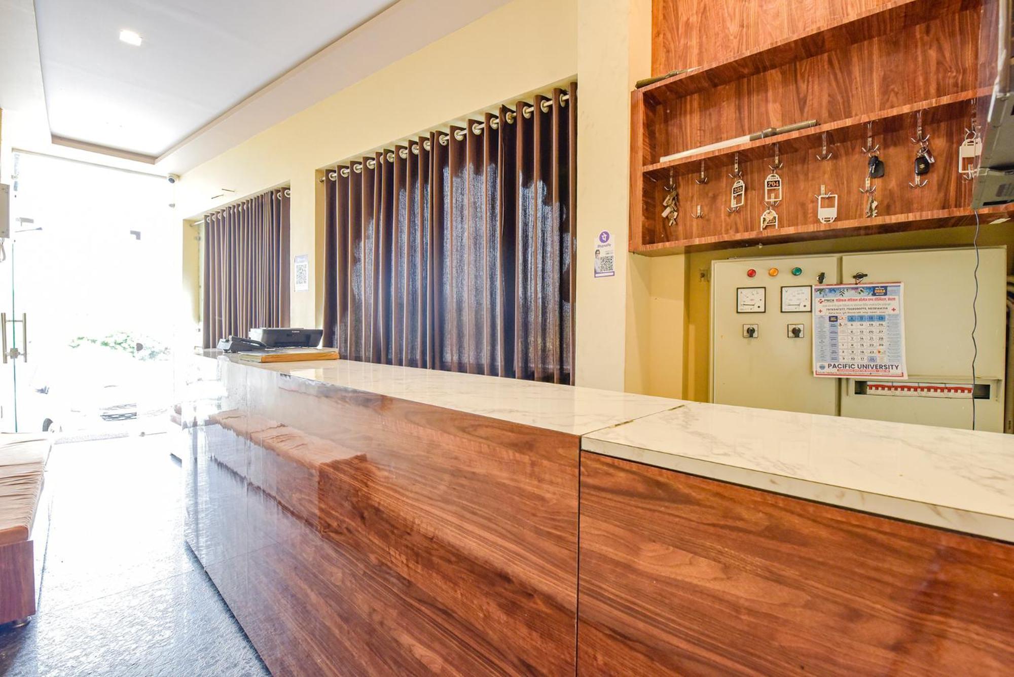 Fabhotel Lali Palace