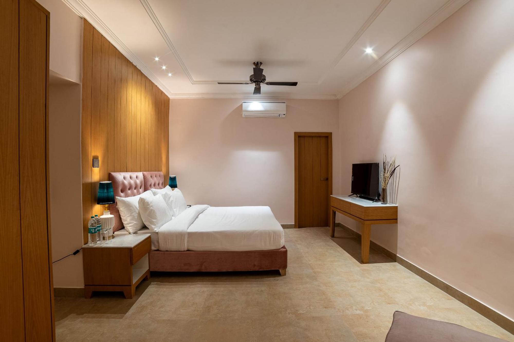 1 Amiras - Entire At Fateh Sagar, Guest house *