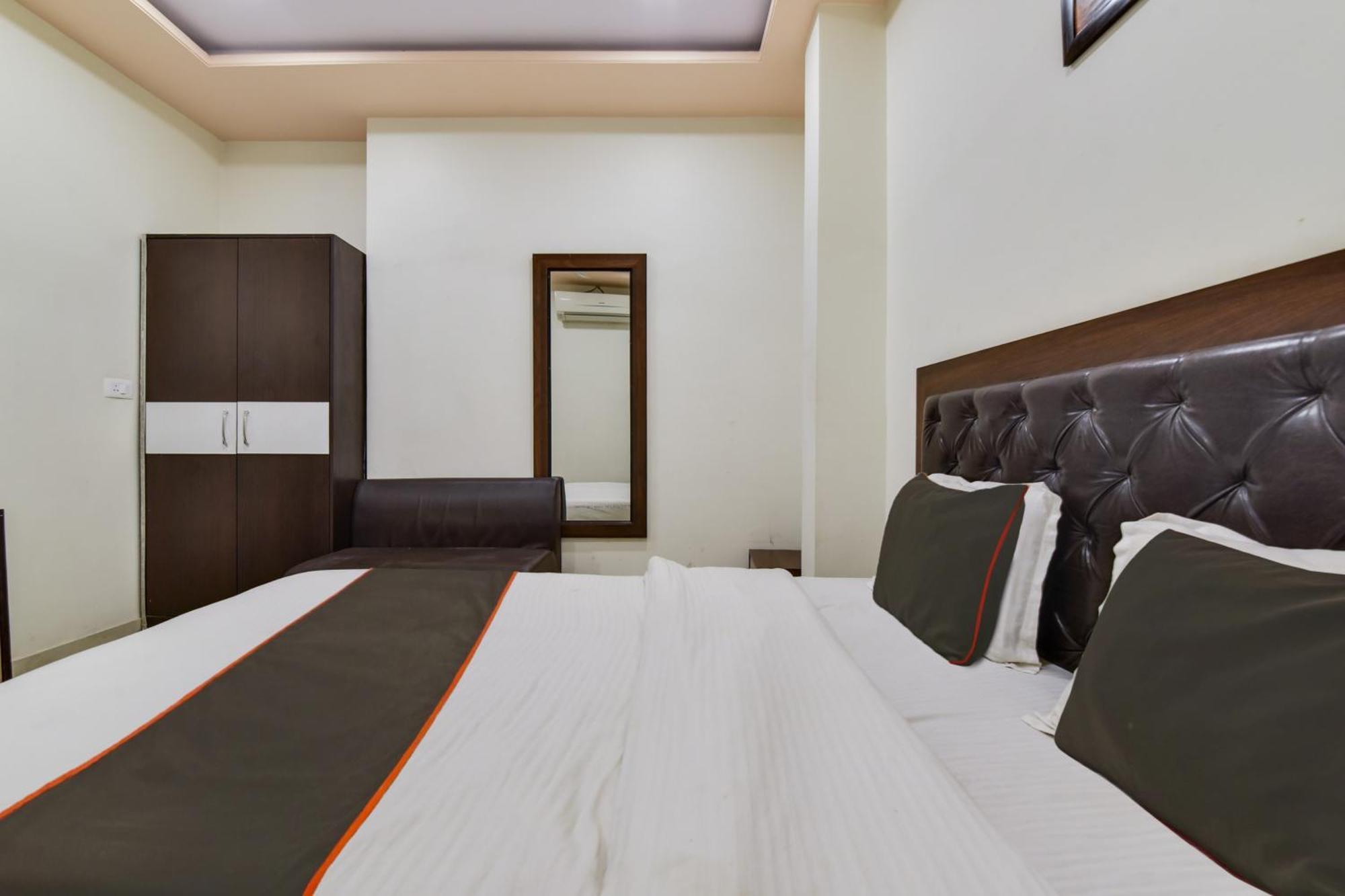 Hotel Super O Ratnam Palace