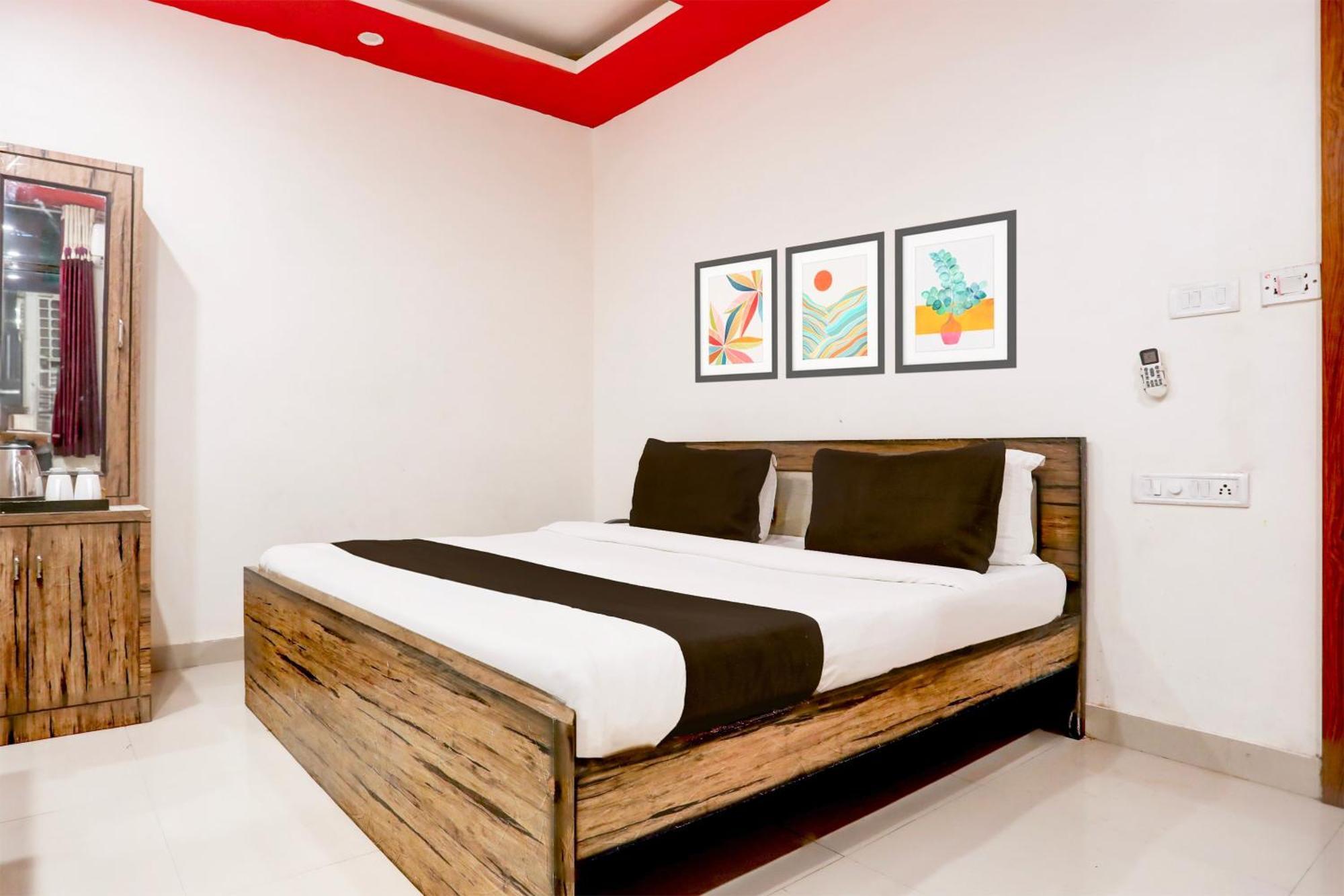 Hotel Super Collection O Rampura Near Sajjan Garh Fort Formerly Blue Mountain 3*