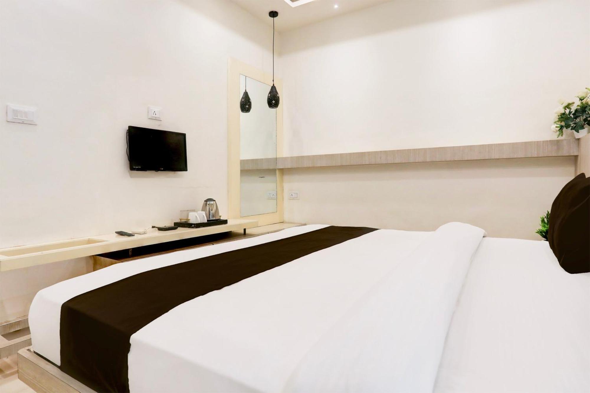 Hotel Super Collection O Rampura Near Sajjan Garh Fort Formerly Blue Mountain
