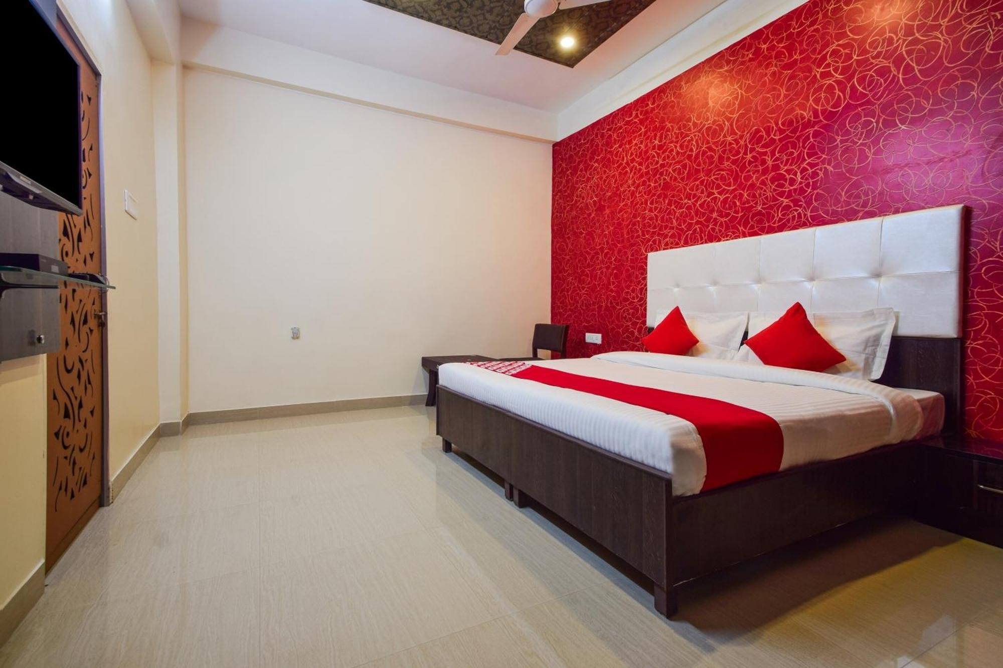 Hotel O Parmanand Garden