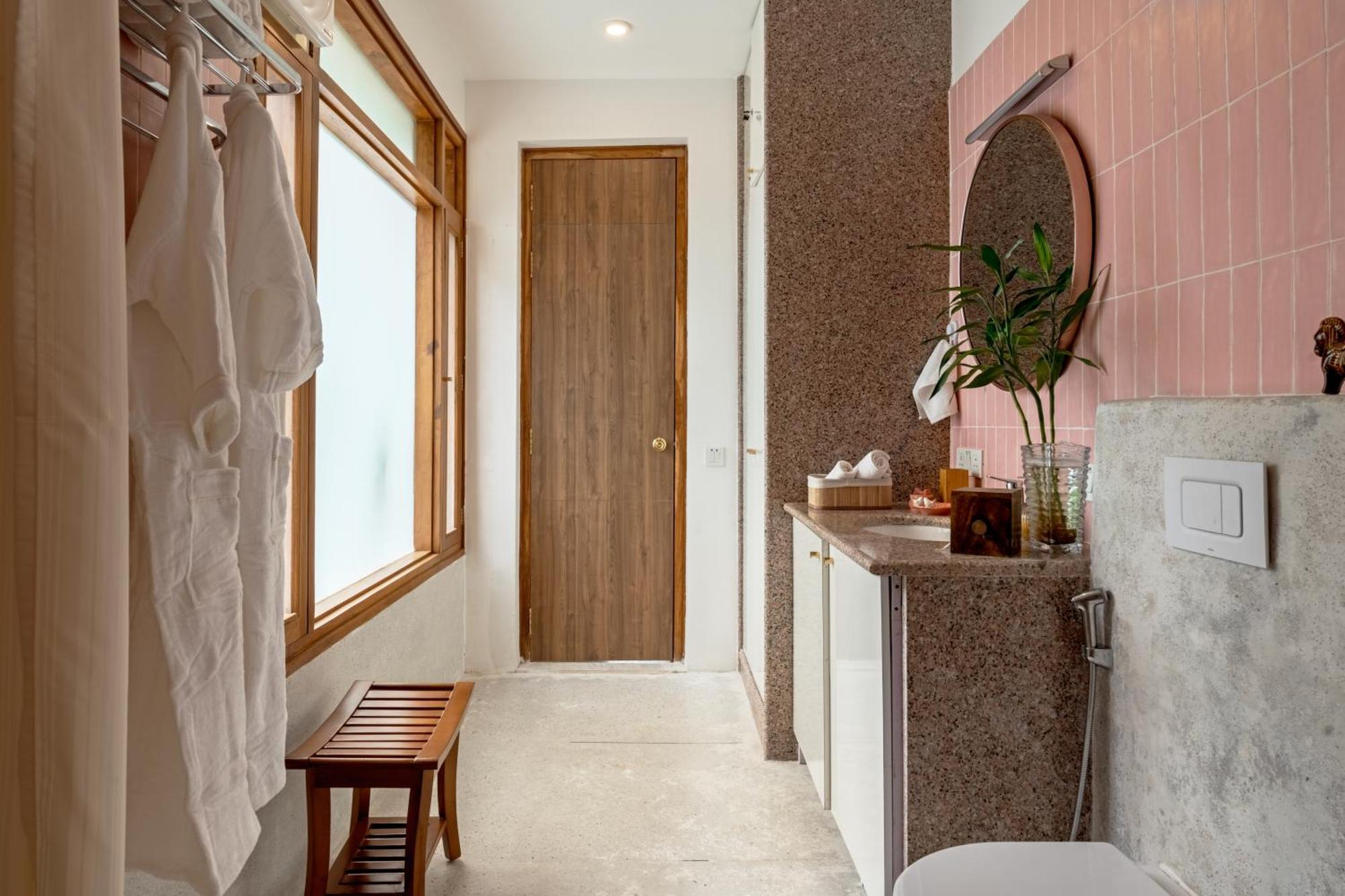 Saffronstays Bougain - 2 Bedroom Pool With View * Udaipur