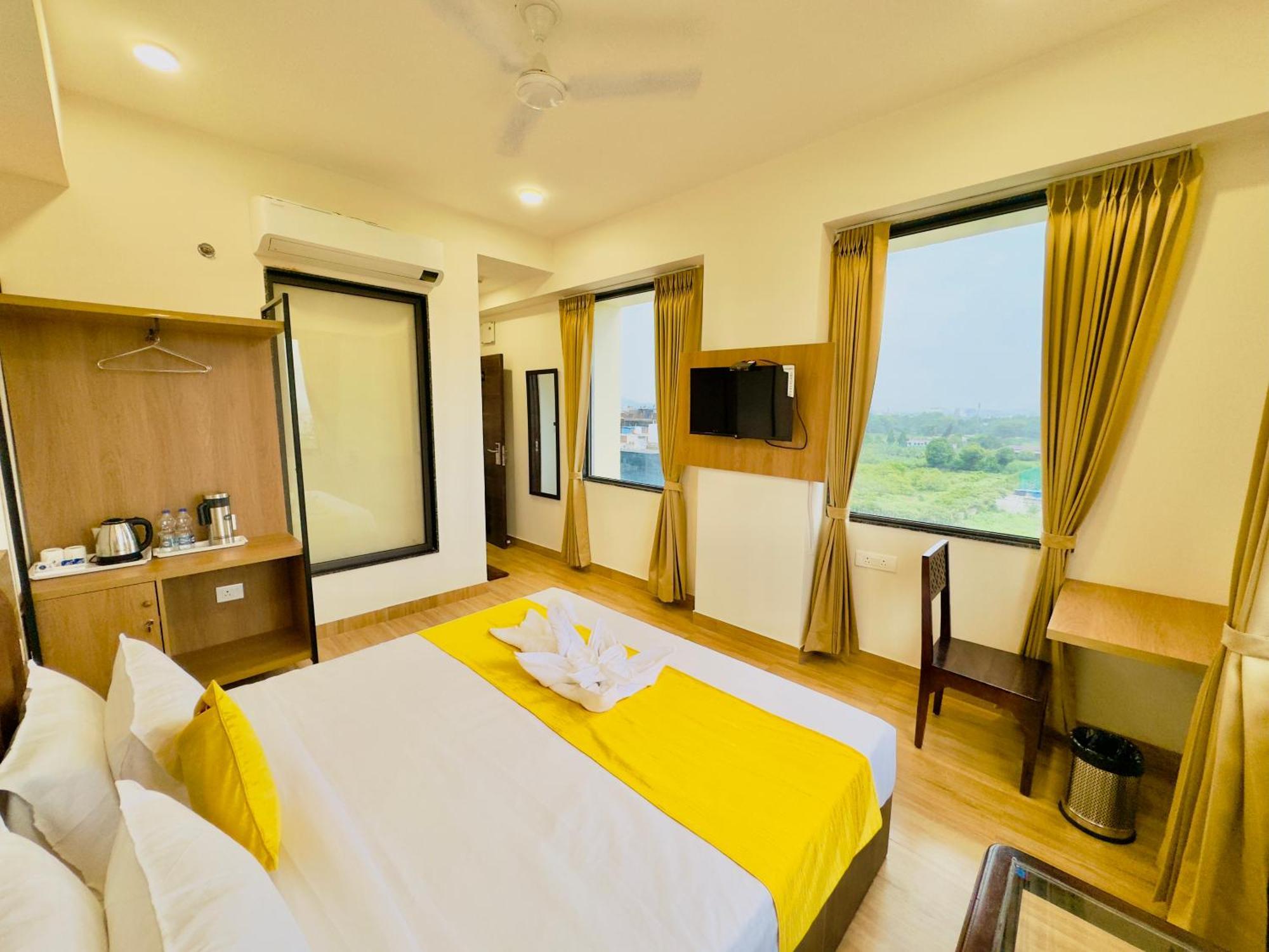 De Glance - Udaipuri Restaurant I Terrace Swimming Pool I Banquet Hotel Udaipur
