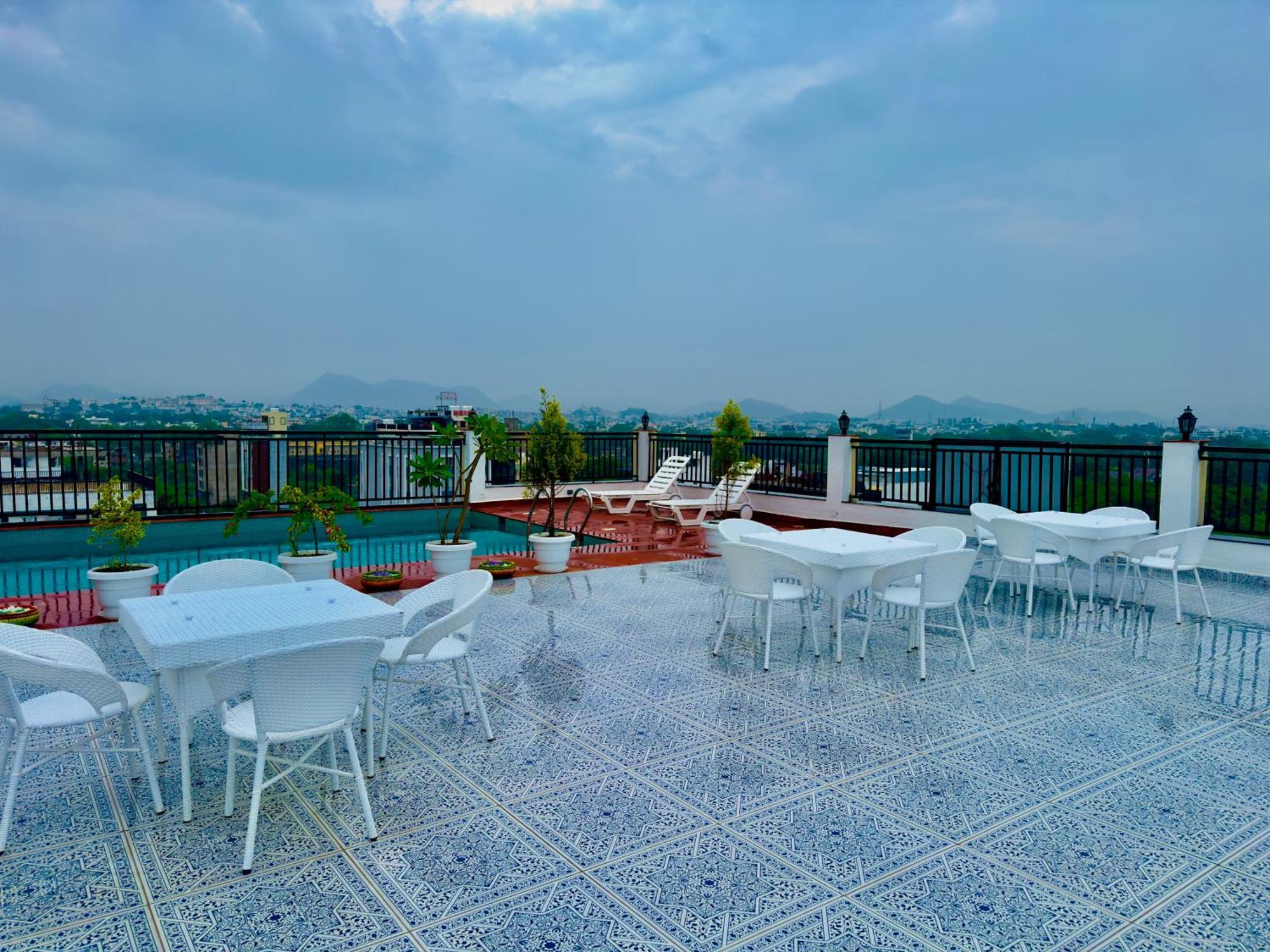 De Glance - Udaipuri Restaurant I Terrace Swimming Pool I Banquet 4*
