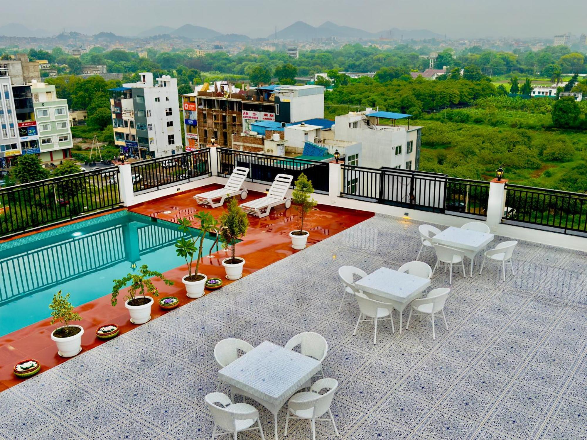 De Glance - Udaipuri Restaurant I Terrace Swimming Pool I Banquet Hotel 4*