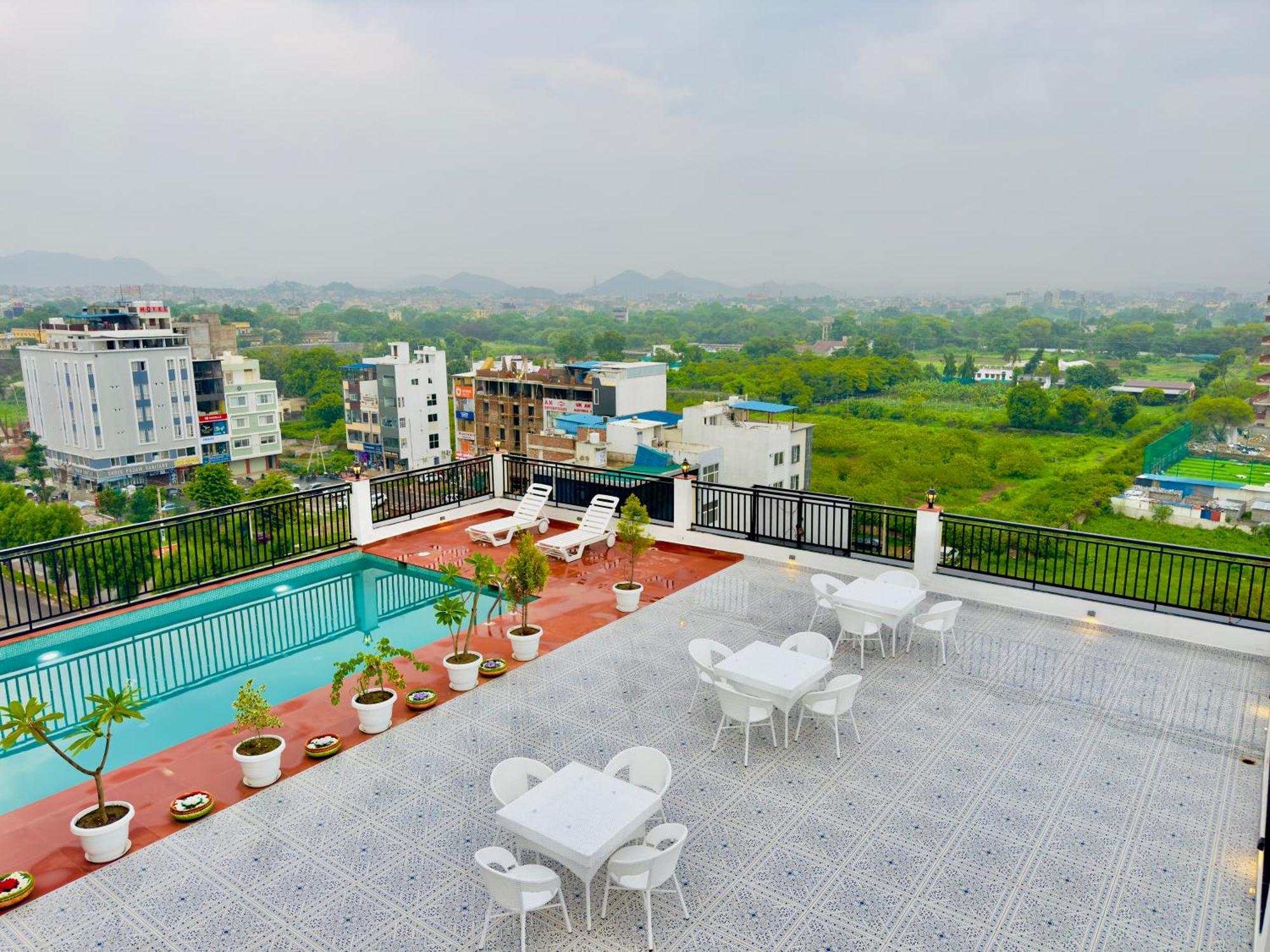 De Glance - Udaipuri Restaurant I Terrace Swimming Pool I Banquet 4*