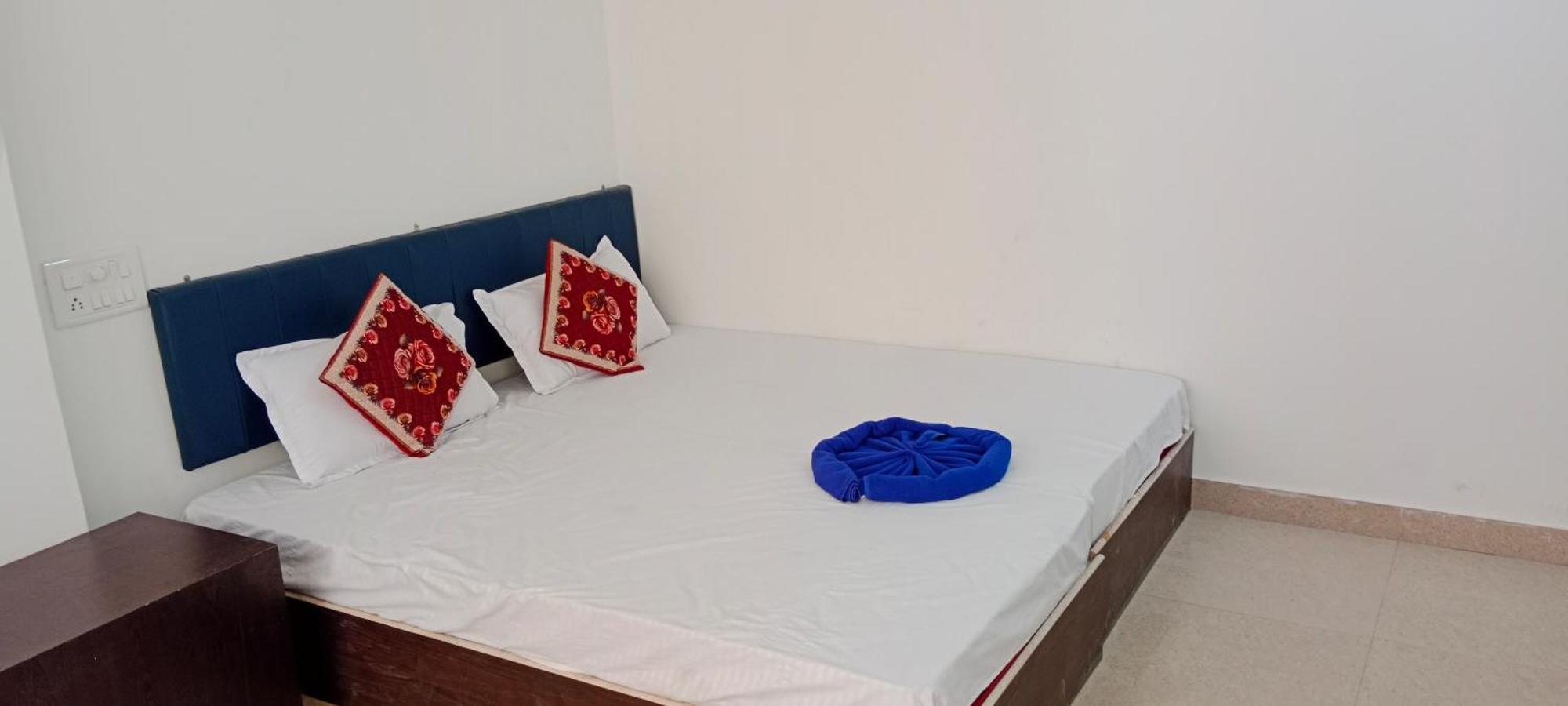 Aaradhya Hotel