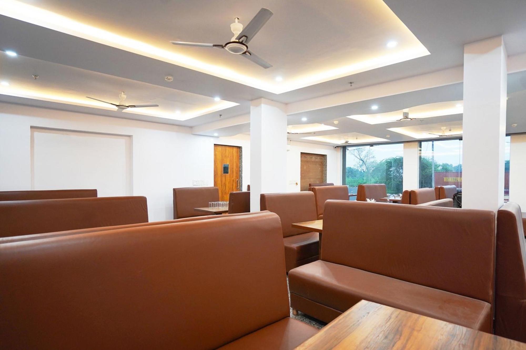 Hotel O Raj Gharana 3*