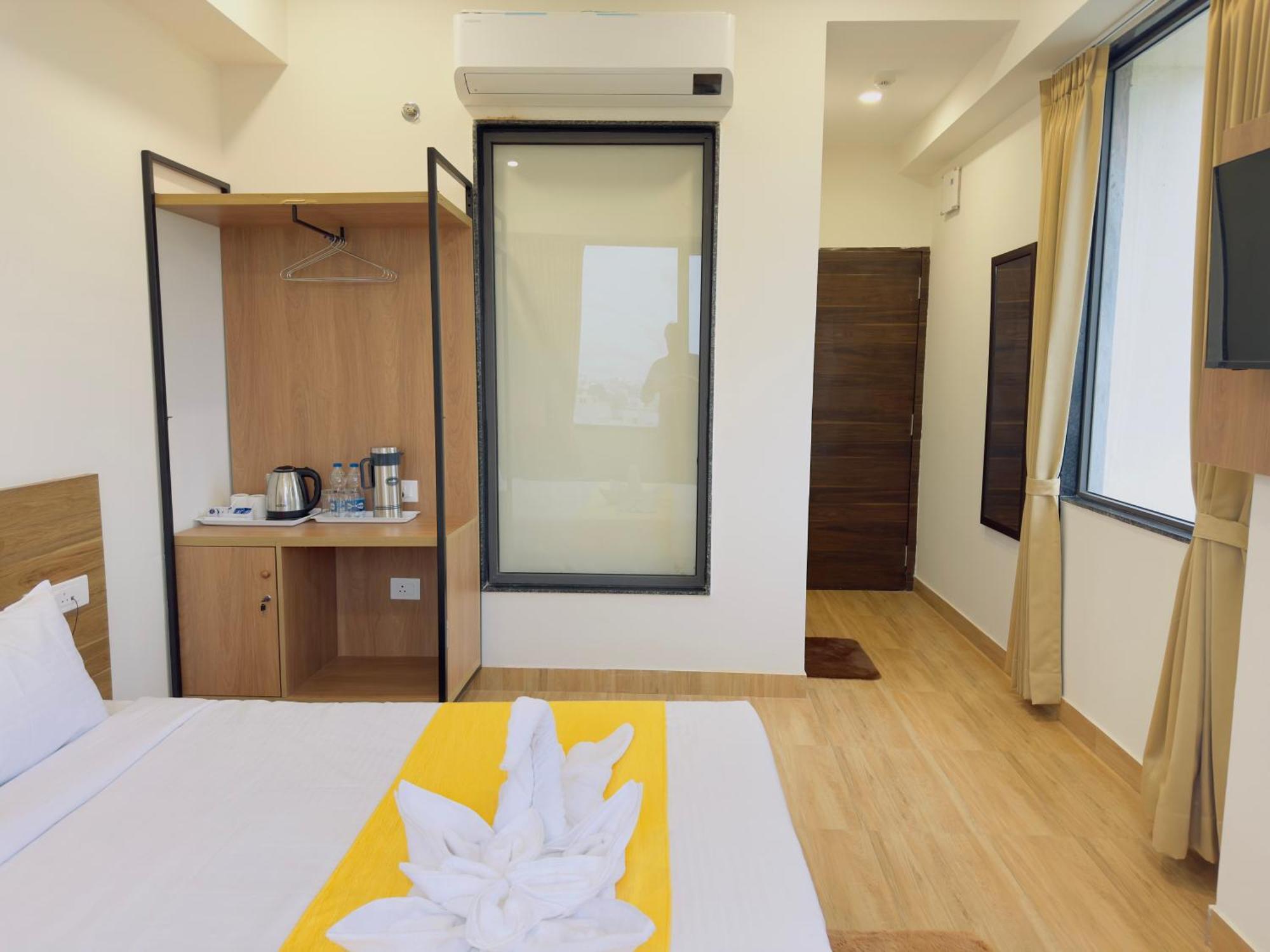 Staycation Premium De Glance Near Railway Station