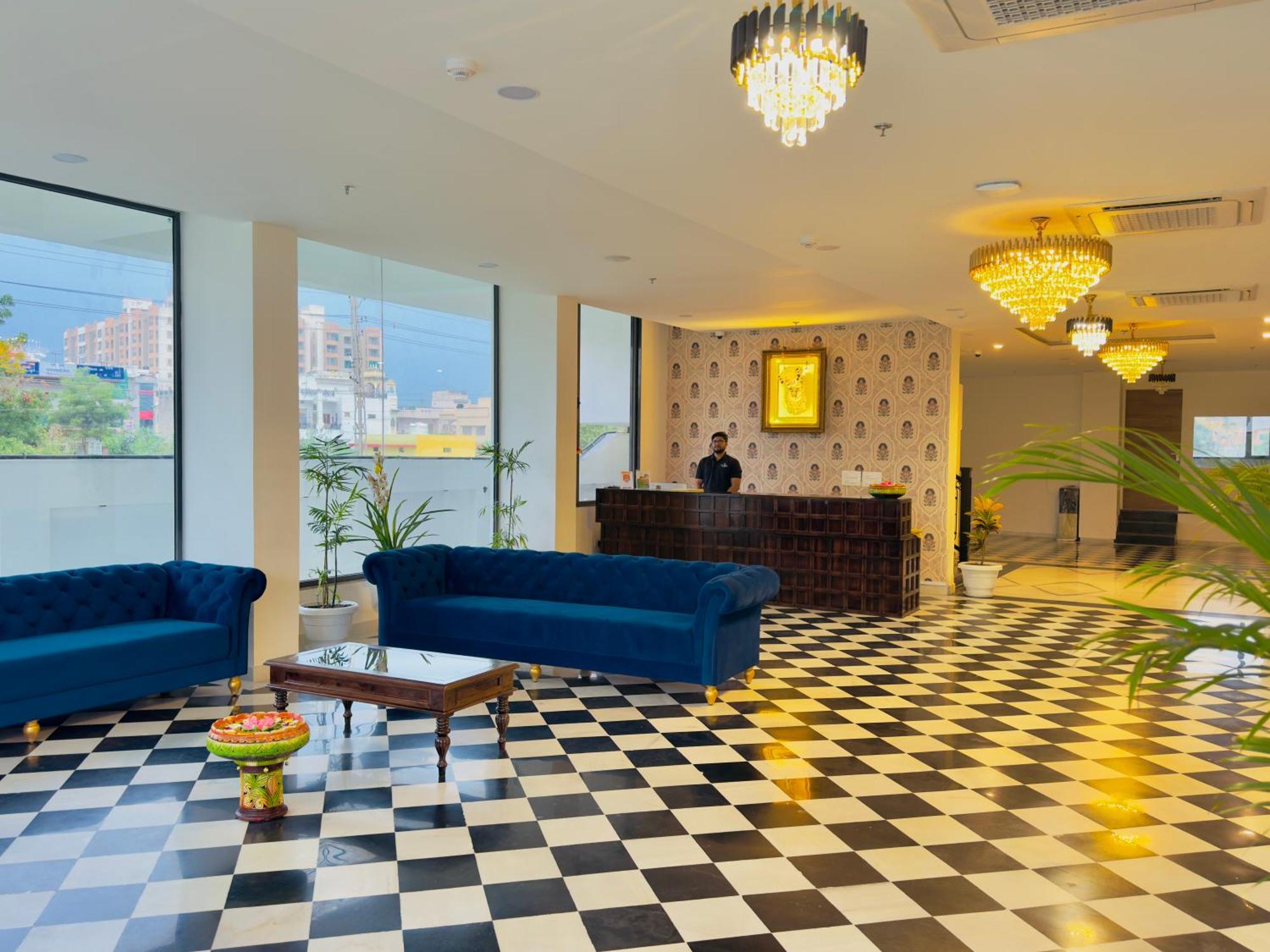 Staycation Premium De Glance Near Railway Station *