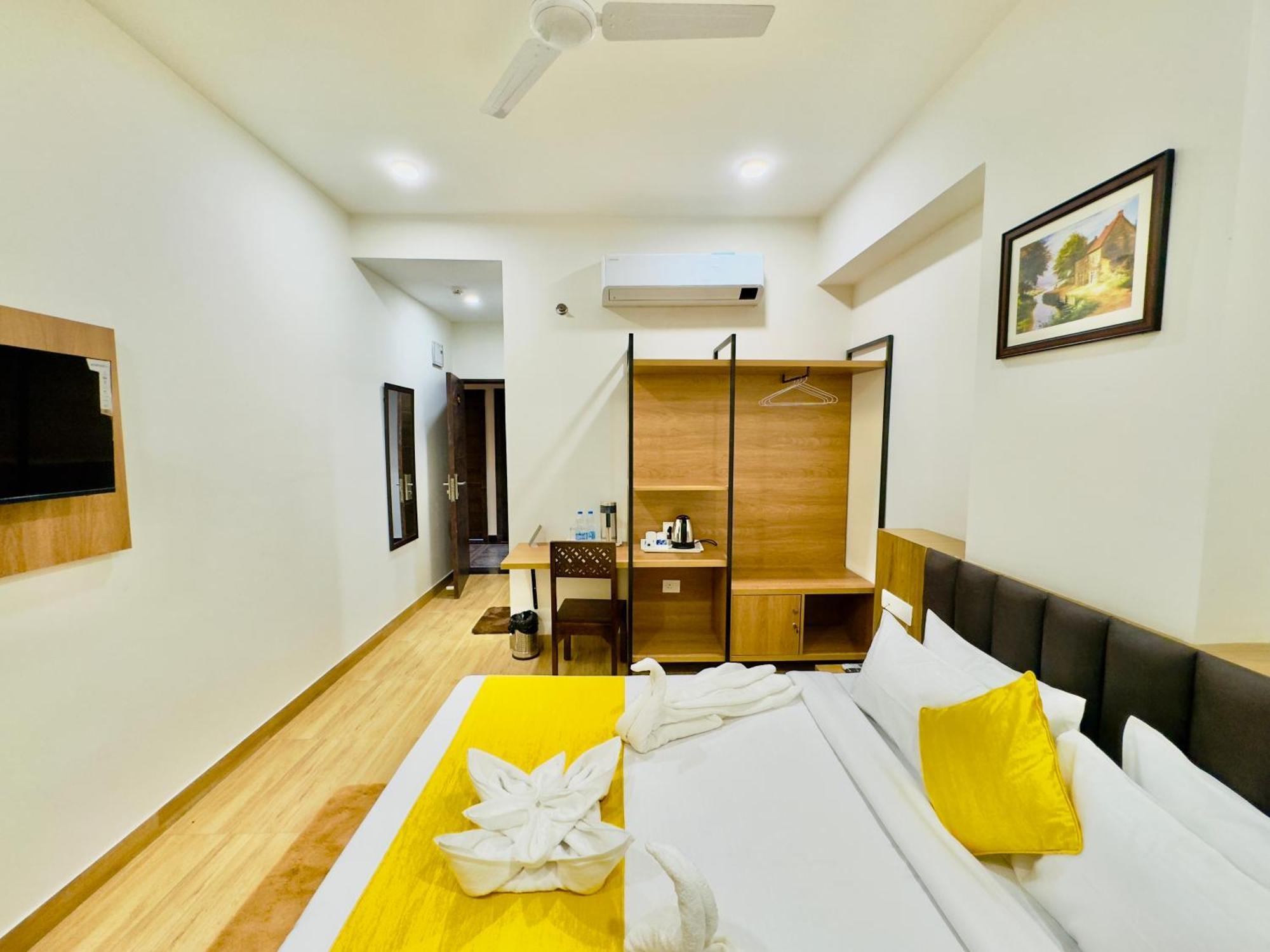 Staycation Premium De Glance Near Railway Station Homestay Udaipur