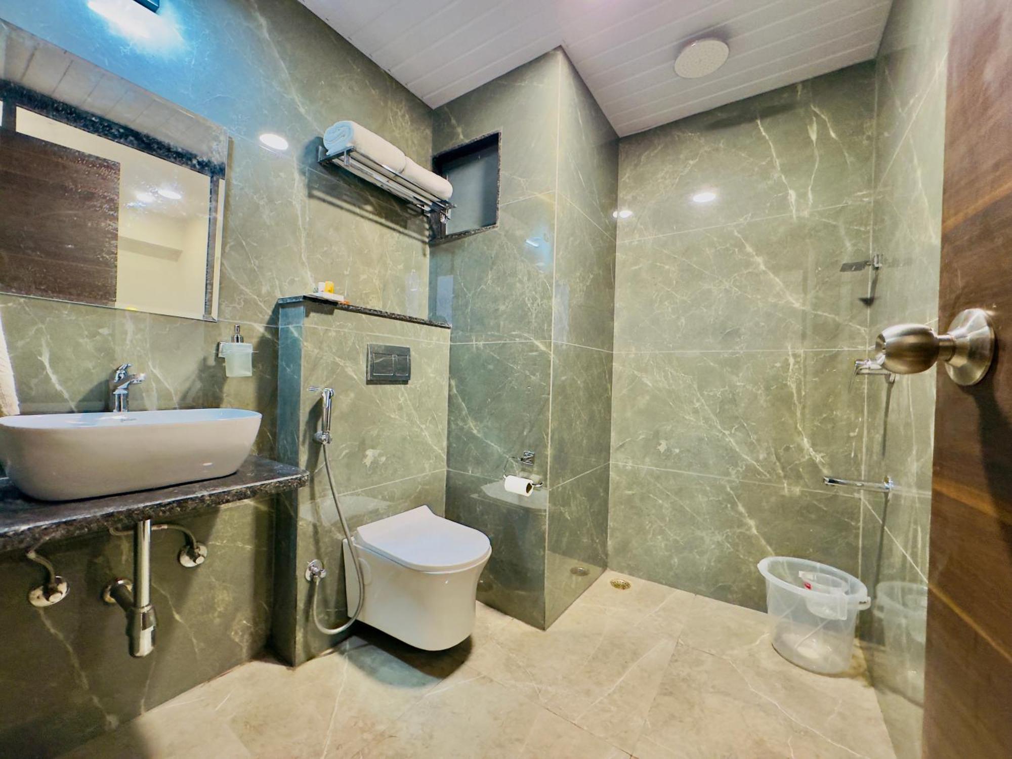 Staycation Premium De Glance Near Railway Station *