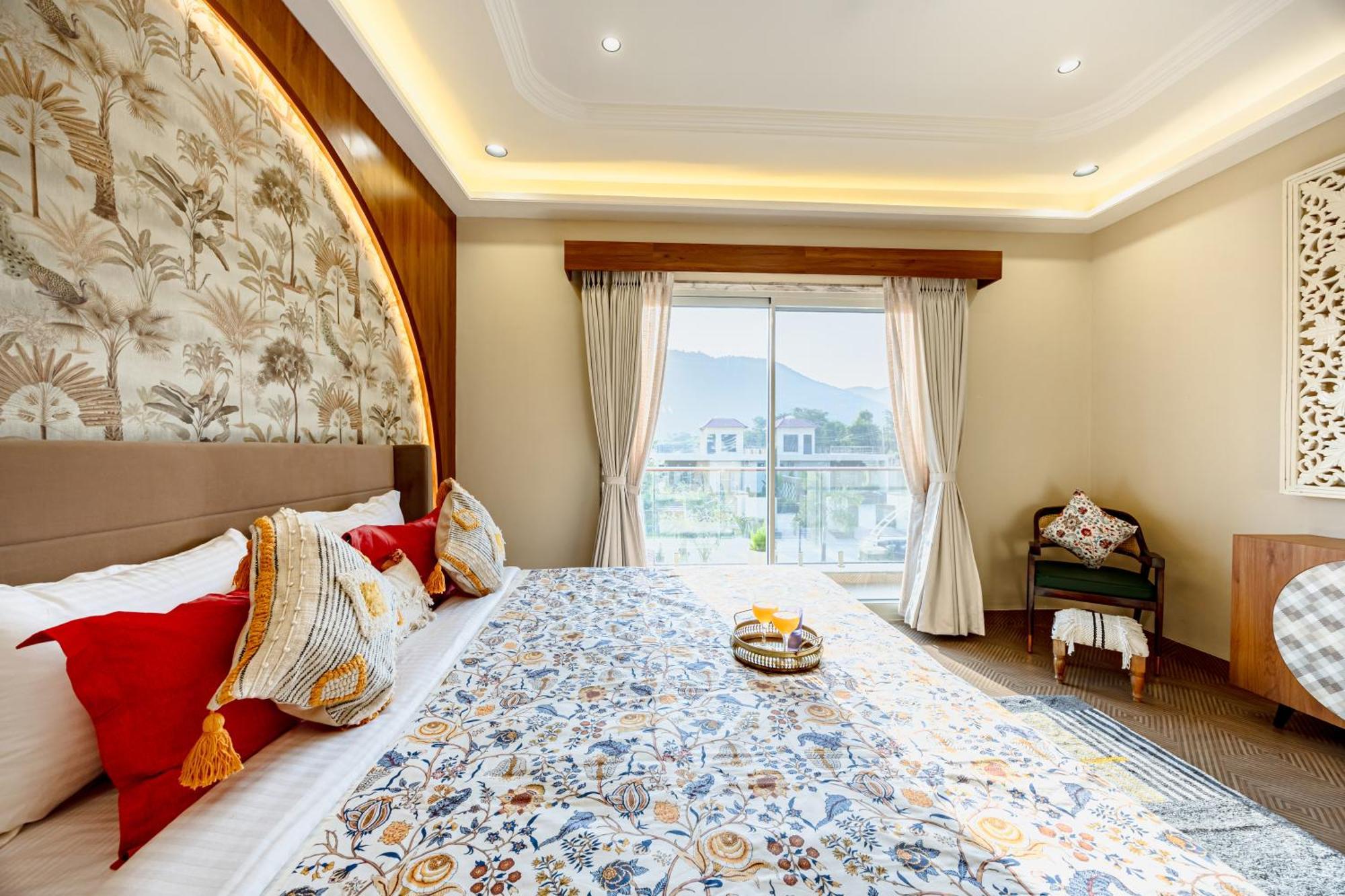 Elivaas Heaven In Hills Mountara 3 Bhk With Lounge & Pvt Pool Villa *