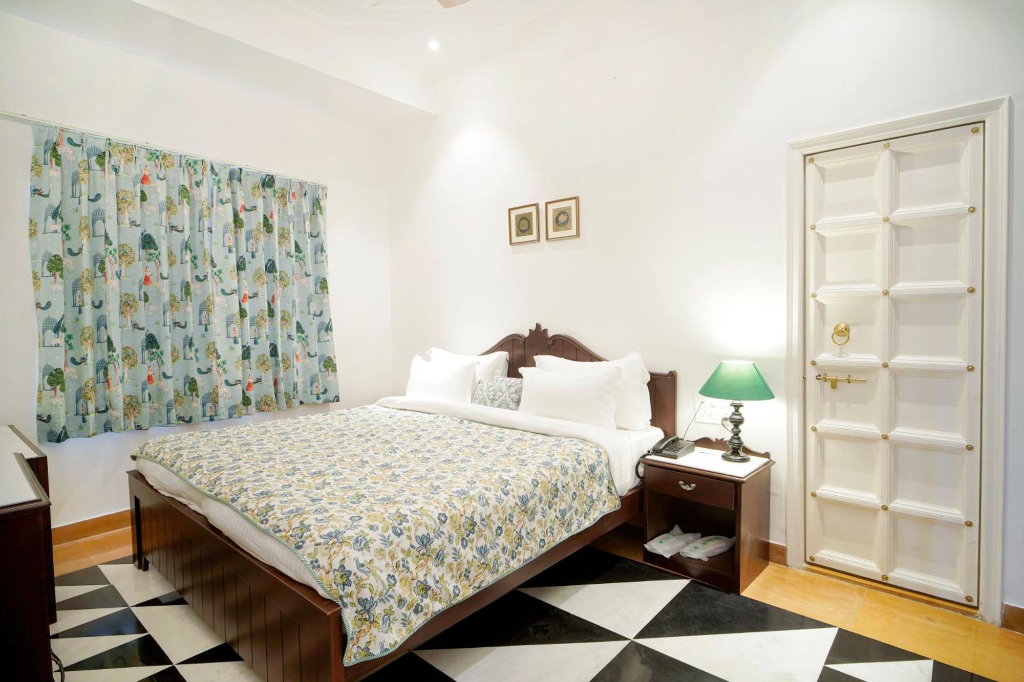 Grandrosse Boutique - Pichola Facing 3* Udaipur