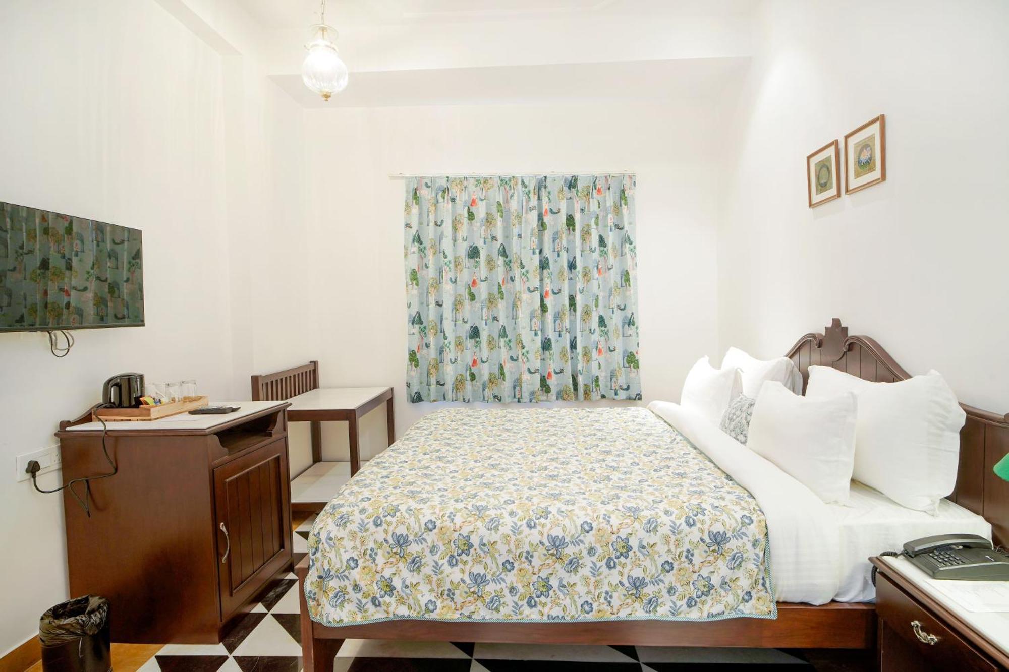 Grandrosse Boutique - Pichola Facing 3*