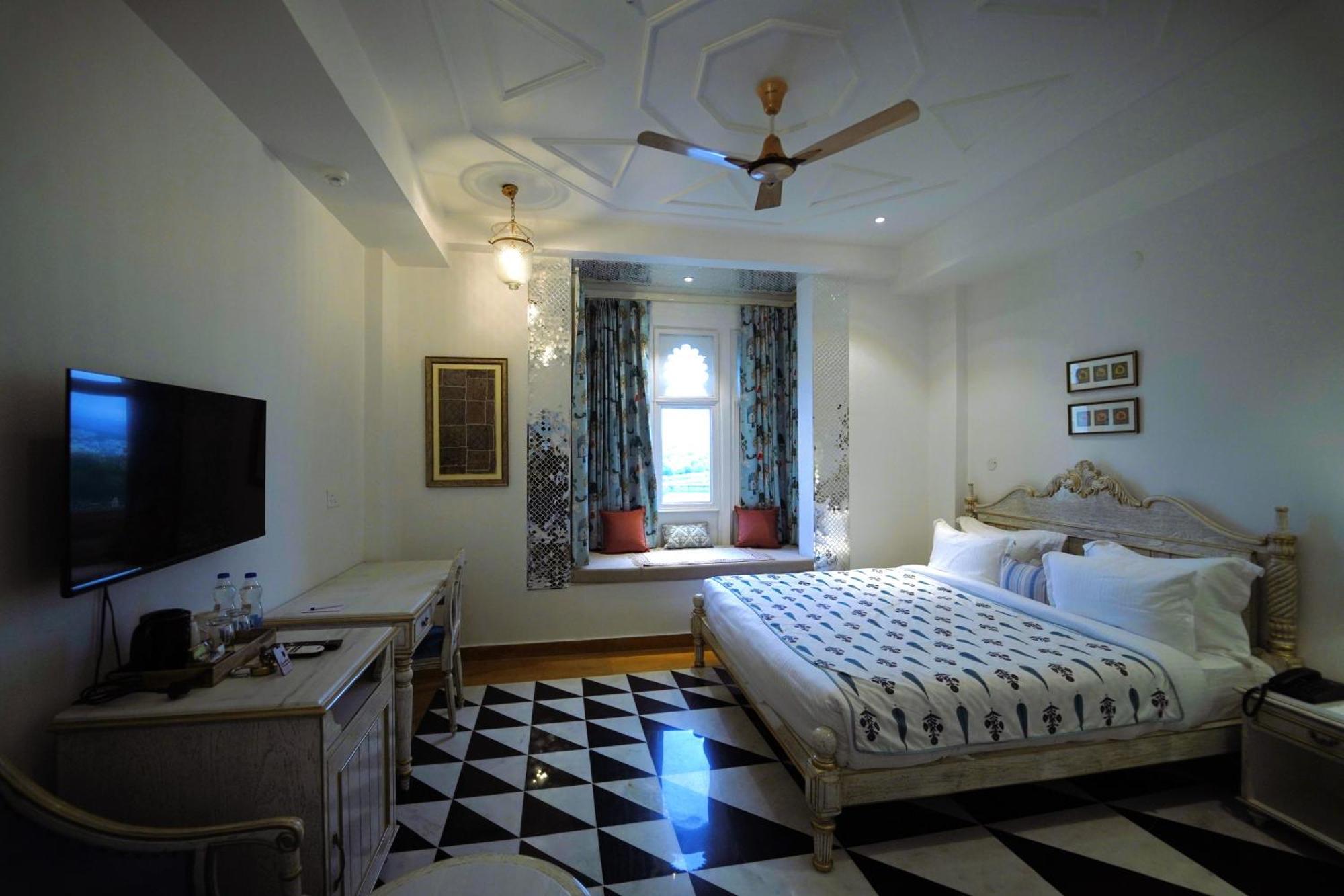 Grandrosse Boutique - Pichola Facing
