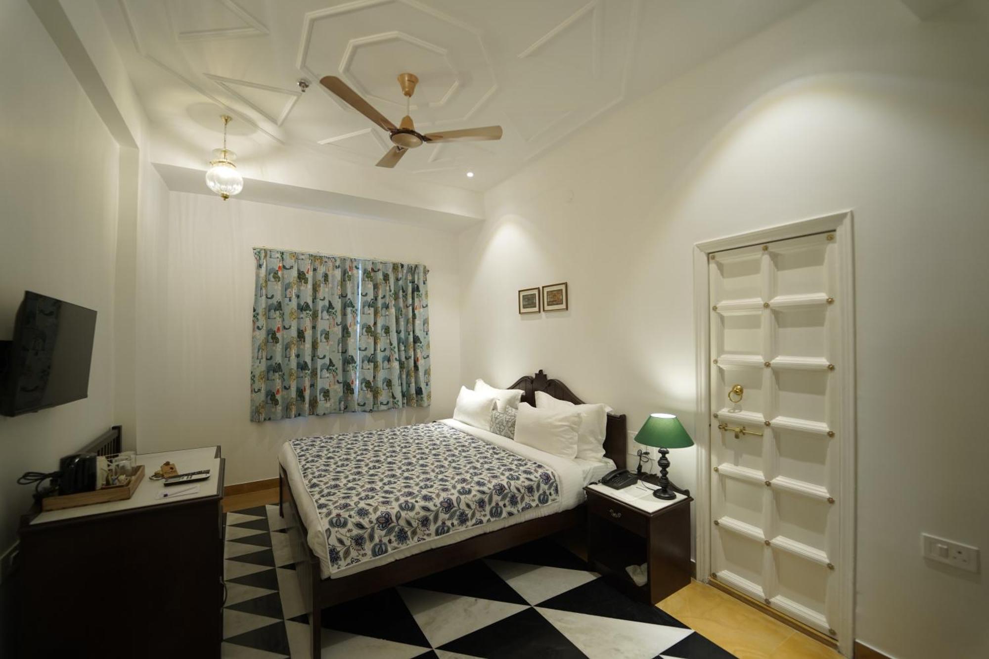 Grandrosse Boutique - Pichola Facing Udaipur